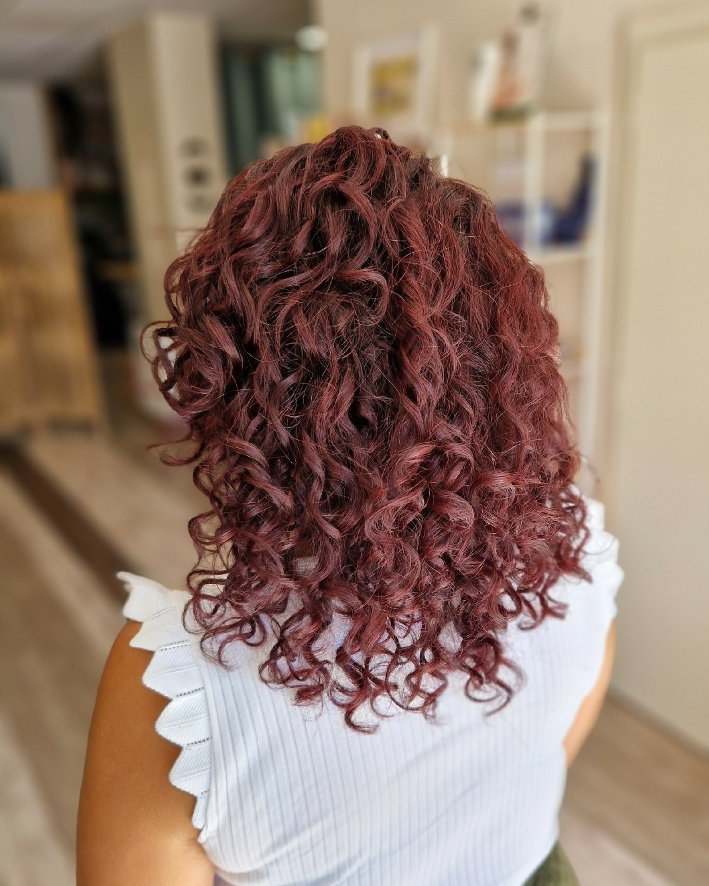 🍒 Un avant/après plein de caractère !
Cette coupe bouclée révèle un détail que j’adore : la frange lisse, qui apporte une vraie touche d’originalité !
La couleur (magnifique, mais pas de moi 💛) sublime encore plus le tout.
👉 Tu valides l’association boucles + frange lisse ?