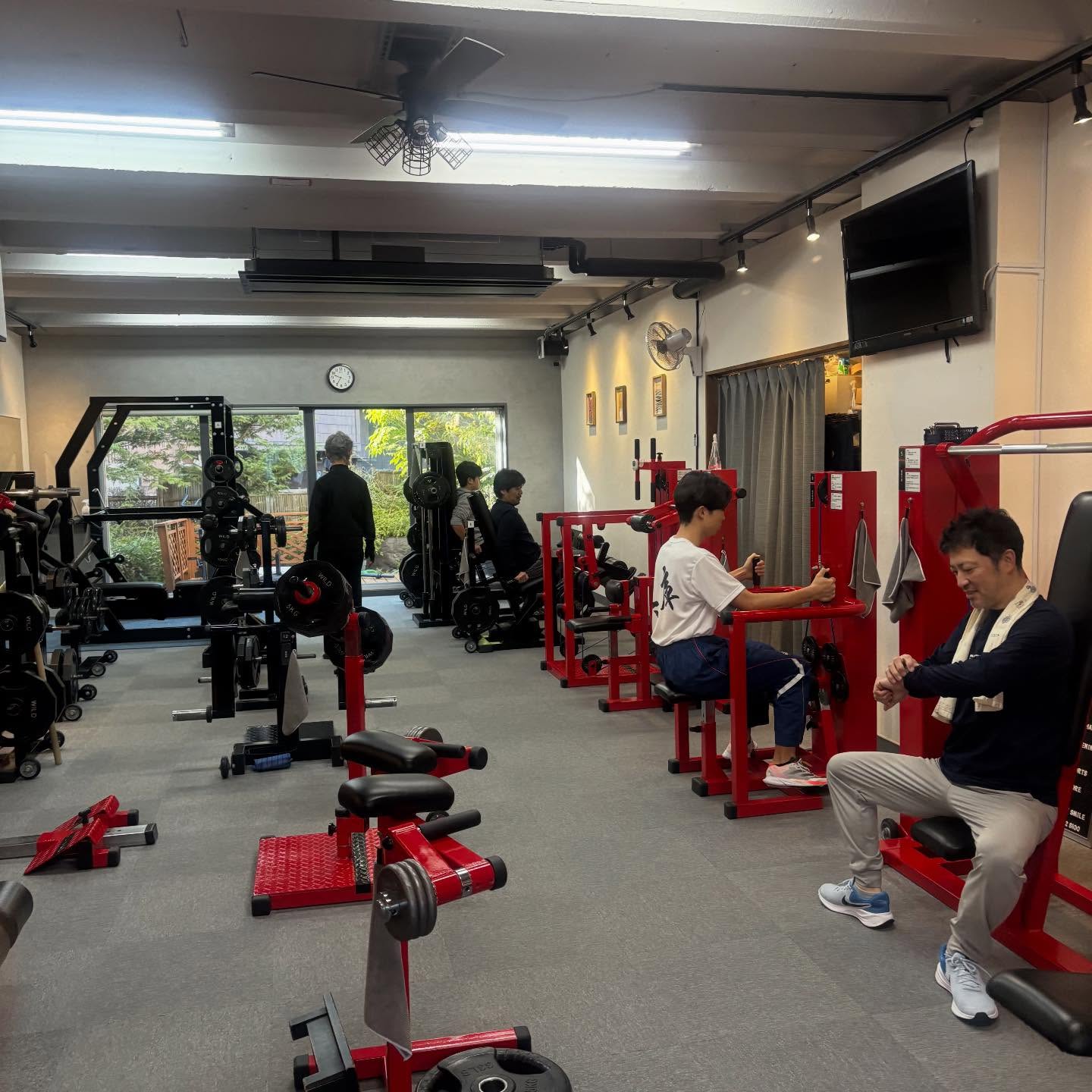 新年あけましておめでとうございます🎍
オリーブジムは年末年始も休まず営業中です✨
元旦からいつも通り毎日通って頂いてトレーニングに励んで頂いている方も多くいらっしゃいます☺️
1月3日、本日も朝からご家族でトレーニング💪
2026年もいつも通り変わらなくトレーニングを日常に取り入れてください👍
ご活用をお待ちしております✨
時間内使い放題コースもパーソナルトレーニング、
初回無料体験をご希望の際は事前にご予約ください!
📞0798-72-8100
📲070-6680-3504
こころとからだを笑顔に•••
OLIVE GYM 苦楽園