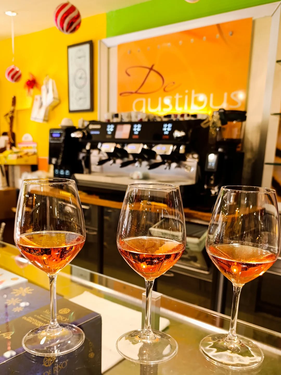 Il nostro brindisi più sincero è dedicato a voi. 🍷✨ Felice anno nuovo da tutta la squadra di @degustibuscafe! Ci vediamo nel 2026 per altri mille momenti insieme! 🥂🎆"
#DeGustibusCafe #Capodanno2026 #WineLovers #Brindisi #BuonAnno Cheers NewYear2026