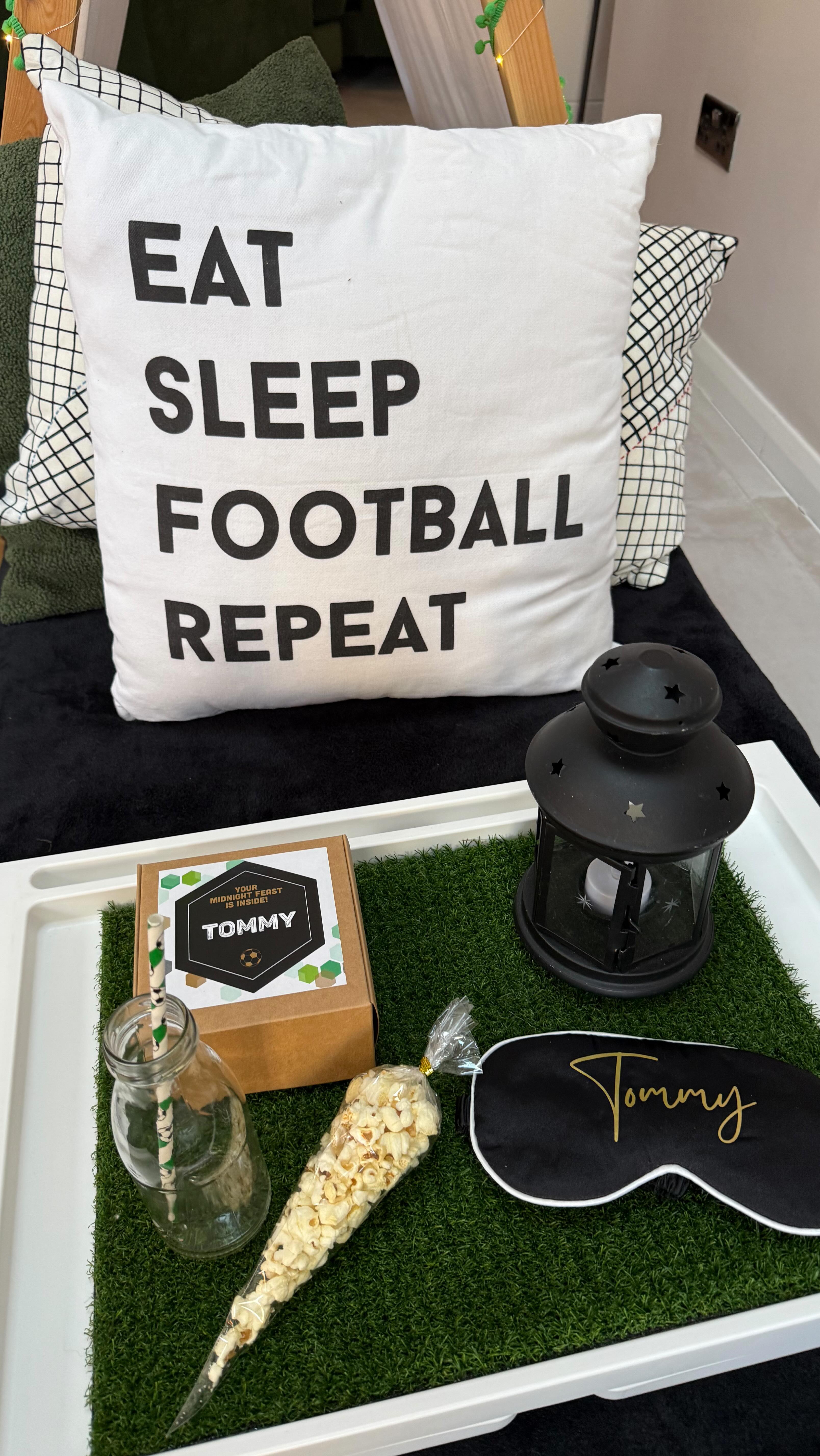 F o o t b a l l F e v e r
Matchday, but make it bedtime!
⚽️💚🖤🤍
Late nights, big laughs, and dreams of scoring the winner at Wembley. Because even future legends need a good sleep… and snacks.
#LittleLegends #KidsSleepover #footballfever #footballsleepover sleepovertents