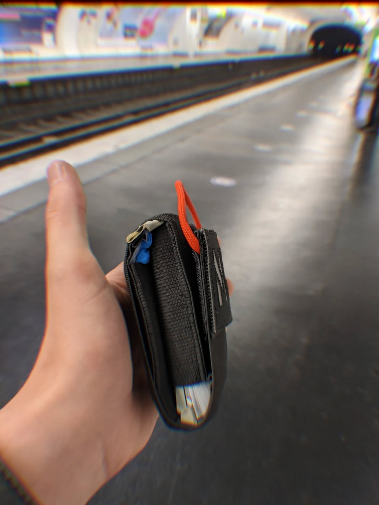 End.
Les 5 dernières années ont filé sans que je prenne vraiment le temps de mesurer l’évolution et les accomplissements. Aujourd’hui, pour l’une des premières fois depuis la création de la société, je suis fier.
Je ne suis pas le meilleur entrepreneur, ni le meilleur couturier ou designer, mais je n’ai jamais rien lâché.
Il y a 5 ans, je n’avais jamais touché une machine à coudre. Aujourd’hui, je pense pouvoir affirmer que Northman Resilience est dans le haut du panier des marques françaises. J’ai voulu abandonner des centaines de fois, comme tout bon entrepreneur, mais j’ai toujours continué et persévéré. Il faut juste se lancer et s'accrocher finalement.
Rien ne serait possible sans vous, les clients, et pour cela je vous remercie infiniment. J’ai reçu votre confiance et votre soutien, et j’en suis extrêmement fier.
À 26 ans, je peux vivre de ma passion, me lever chaque jour avec le sourire pour aller travailler, et faire ce que j’aime.
Voir vos retours et vos messages avec le matériel est l’une des plus grandes sources de satisfaction.
Je suis vraiment reconnaissant pour toutes les opportunités, les moments et les rencontres que cette aventure a permis, et j’ai hâte de voir la suite.
D’ici là, il reste du matériel à améliorer, des unités à équiper et des projets dans les cartons.
Profitons.
Ce soir, on savoure.
Demain, c’est boulot !