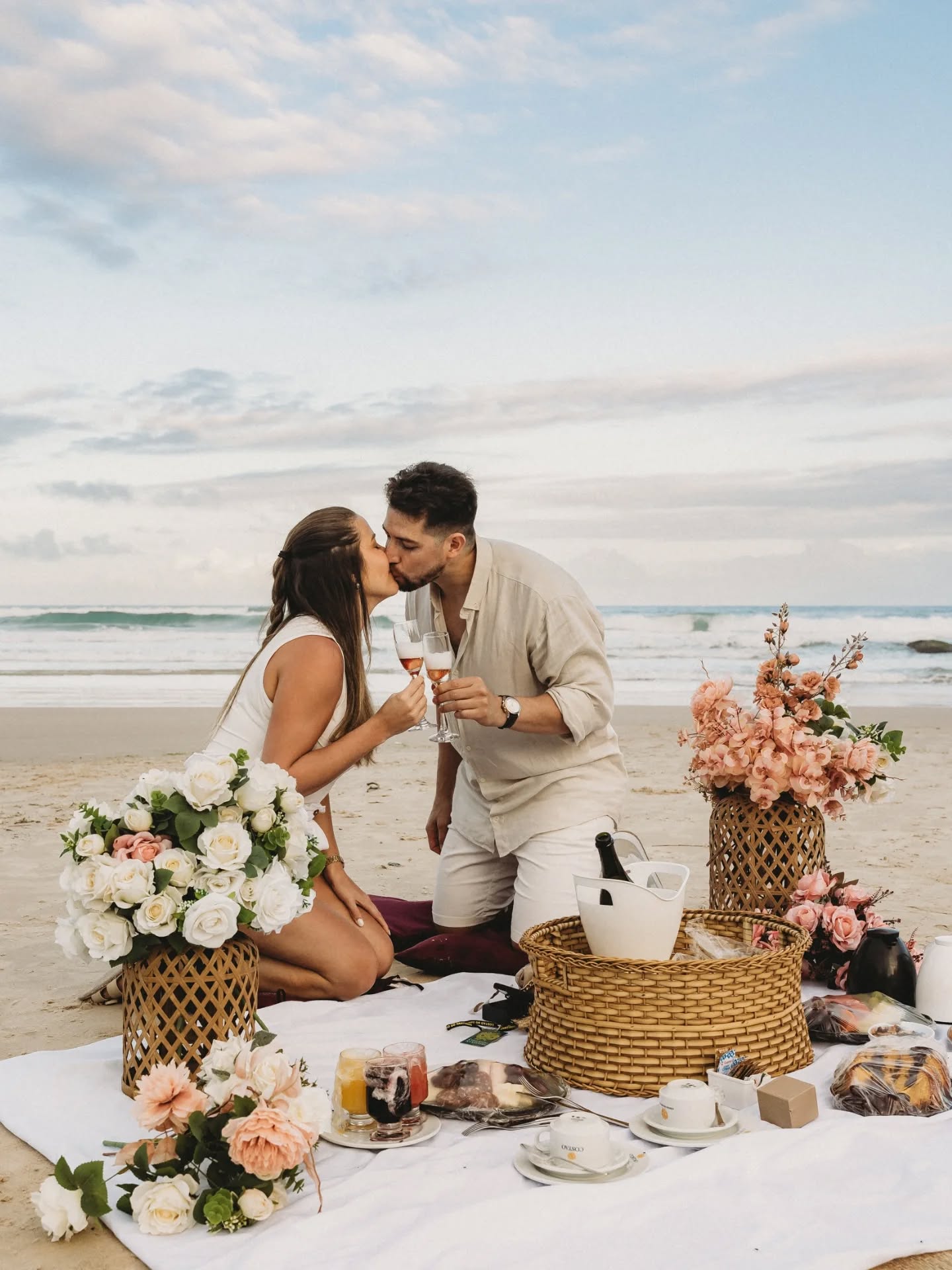 Tudo aconteceu de forma natural, sem exageros, exatamente como a história deles
Um gesto sincero, um “sim” cheio de significado e um instante que marcou o início de uma nova fase
O que era apenas um ensaio se transformou em uma lembrança única, registrada não só em imagens, mas na memória e no coração
Mavie e Diego 🩷
Ensaio realizado no pôr do Sol