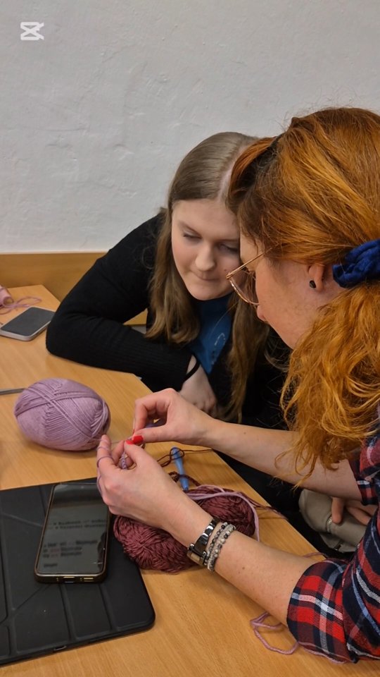 2/4 V rámci Dne aktivit si @zuzanakosickova společně s paní učitelkou Radochovou připravily již tradiční pletací aktivitu🧶. Podívejte se, jak studentkám dařilo!