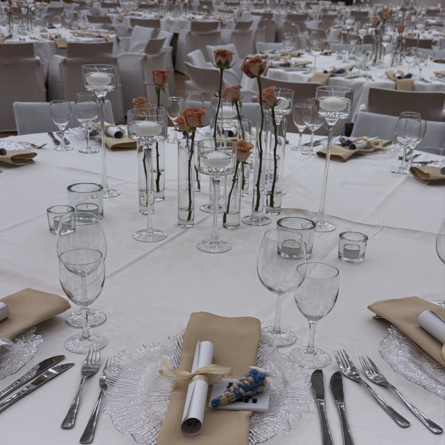 ✨ Eleganz zum Jahresauftakt ✨
Für die Jahresauftakt-Veranstaltung der MTS Group Rülzheim durften wir ein klares, modernes Dekokonzept umsetzen.
Zarte Cappuccino Töne, Glas, Kerzenlicht und feine Details – eine Atmosphäre, die Ruhe, Stil und Wertschätzung ausstrahlt.
📍 Location: Stadthalle Germersheim
🤍 Zeitlos. Elegant. Harmonisch.
Danke für das Vertrauen ✨
#mtsgroup #jahresauftakt #eventdeko #firmenevent #stadthallegermersheim tischdeko eventdesign dekoliebe businessstyle