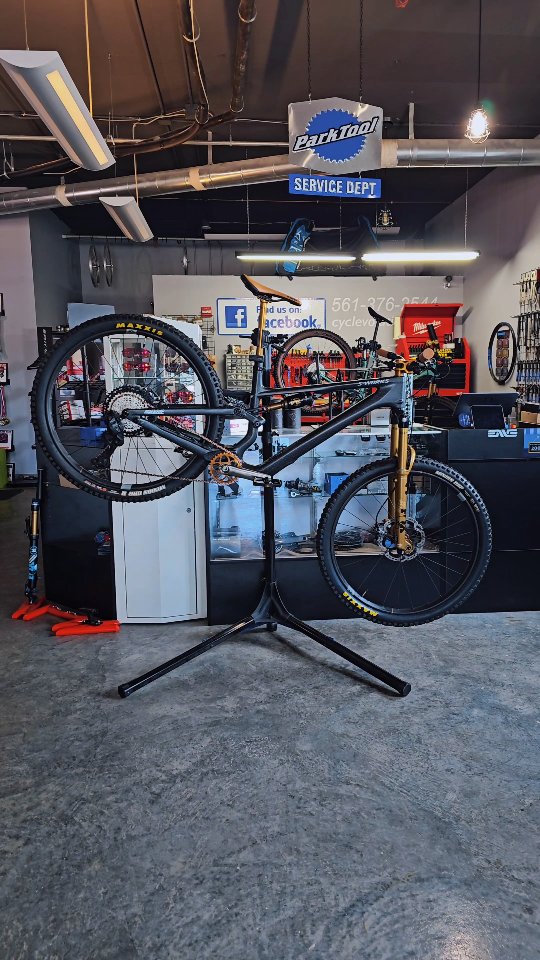 Custom Build @iamspecialized_mtb
@industry_nine
@crankbrothers
@rideshimano
@canecreekusa
#cyclevolution #smallbusiness #bikelife #bikepic #bikelove bikeshop bicyclelife bicyclelife bikeshoplife localbikeshop supportlocalbikeshop delraybeach delray a1aflorida roadbike shopsmall