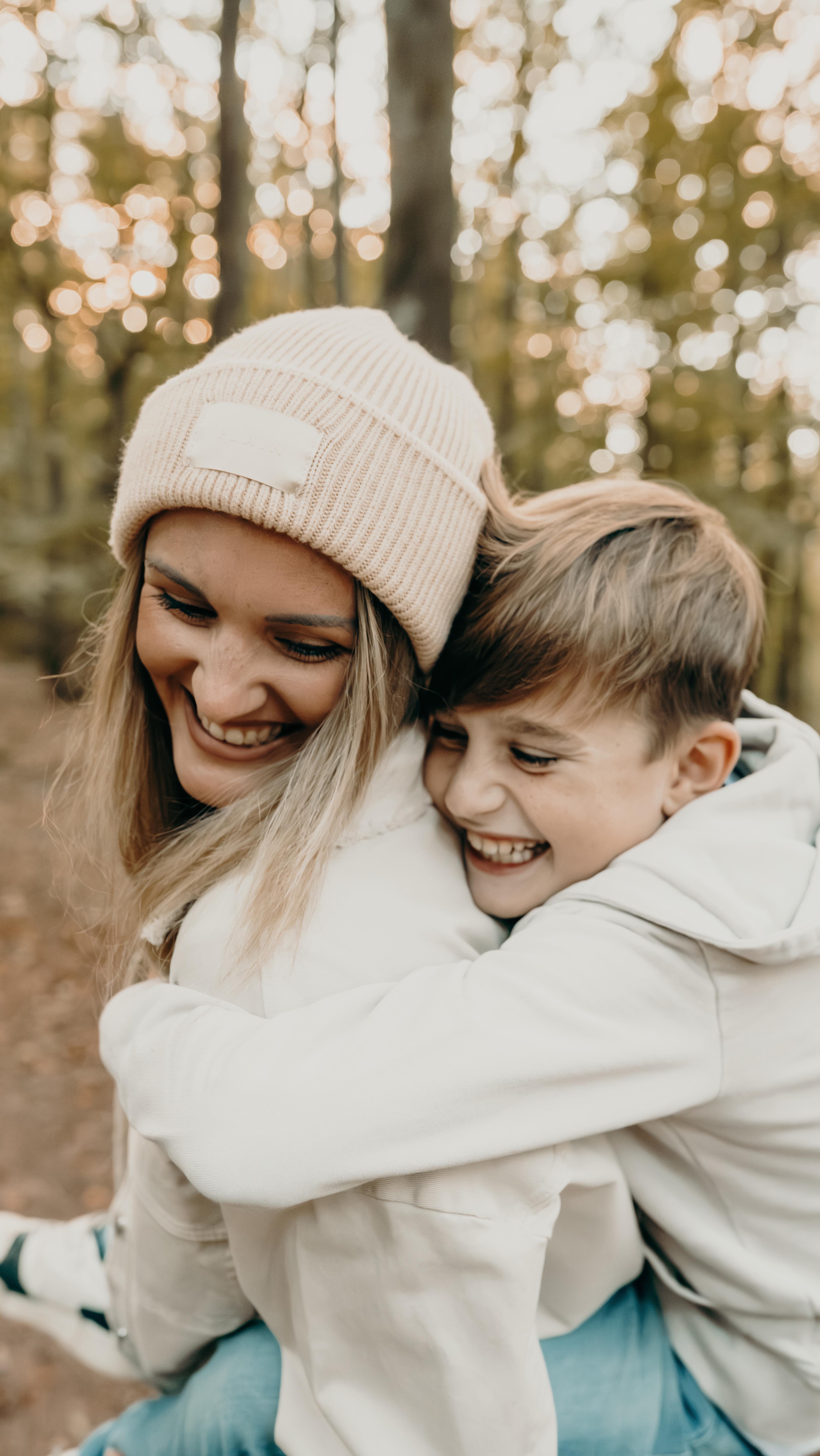 Was du deinem Kind antust, wenn du ihm keine Langeweile schenkst …
… ist auf den ersten Blick nichts.
Und auf den zweiten Blick vielleicht alles.
Ich glaube heute mehr denn je:
Kinder müssen sich nicht ständig beschäftigen.
Sie müssen sich spüren dürfen.
Langeweile ist kein Mangel.
Sie ist ein Raum.
Ein Raum, in dem Kinder lernen:
– mit sich selbst zu sein
– ihre eigenen Ideen zu finden
– Frust auszuhalten
– und daraus Zufriedenheit entstehen zu lassen
Ein Kind, das Langeweile kennt, lernt nicht,
dass Glück von außen kommt.
Nicht vom nächsten Programmpunkt.
Nicht vom Bildschirm.
Nicht von ständiger Ablenkung.
Sondern von innen.
Und genau das ist es, was wir unseren Kindern
für ihr späteres Leben mitgeben dürfen:
Die Fähigkeit, auch im Stillen zufrieden zu sein.
Ich wünsche mir keine perfekten Kinder.
Ich wünsche mir zufriedene Erwachsene.
Menschen, die sich selbst aushalten können.
Die nicht immer mehr brauchen, um sich ganz zu fühlen.
Vielleicht ist Langeweile eines der größten Geschenke,
die wir unseren Kindern machen können.
Folge mir für mehr
@soulmom.era
@soulmom.era
@soulmom.era
SEO | Langeweile bei Kindern ist kein Problem, sondern eine wichtige Voraussetzung für eine gesunde Entwicklung. Wenn Kinder Langeweile erleben dürfen, lernen sie Selbstregulation, Kreativität und innere Zufriedenheit.