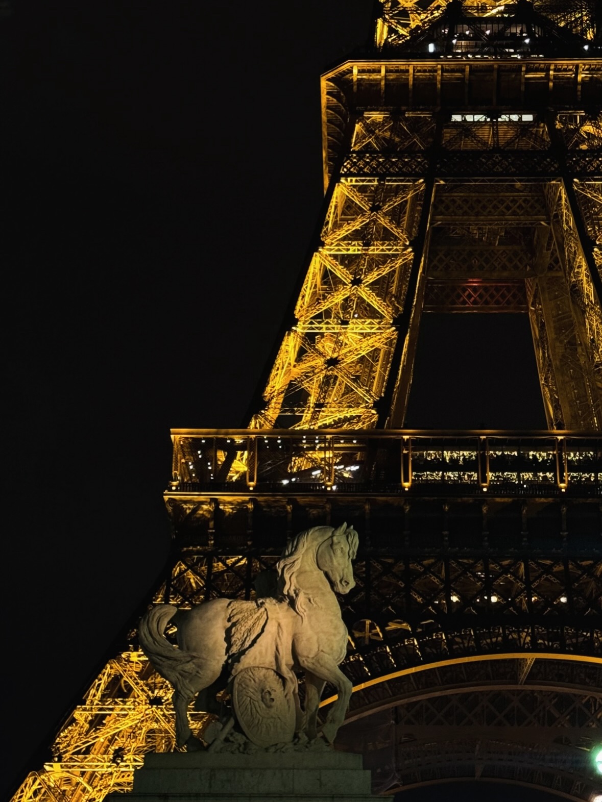 Paris 2025 ✨
Extraits de mes balades parisiennes, souvent nocturnes! Je remarque que j’aime Paris qui s’endort ses couleurs et ses lumières, c’est un émerveillement constant ❤️
Merci pour vos retours sur mes photos, c’est toujours un plaisir de partager mes balades ✨
.
.
#Paris #balade #baladenocturne #photo #parisphoto