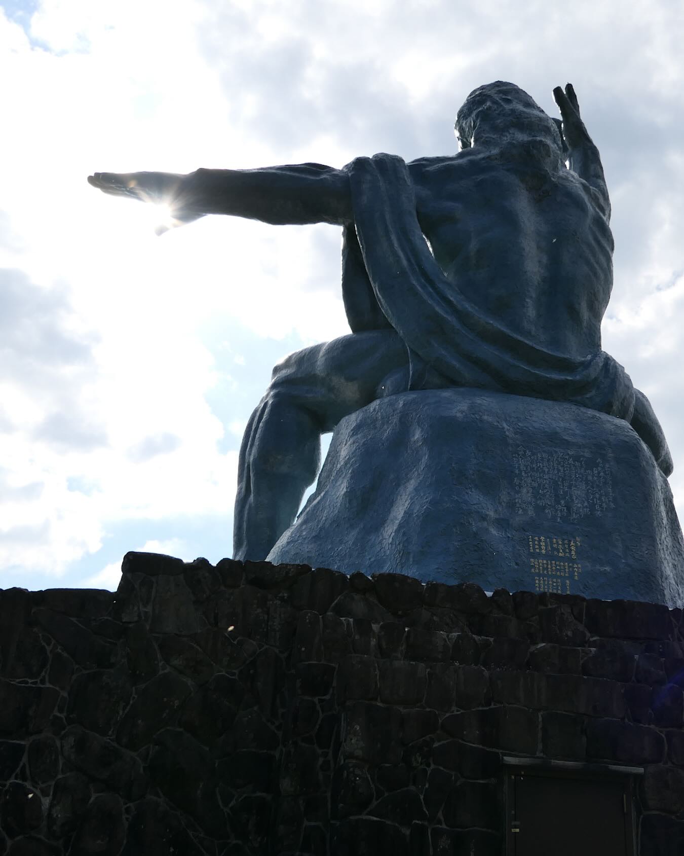 《平和祈念像》平和公園(長崎)
“Peace Praying Statue” Peace Park, Nagasaki
新年 明けましておめでとうございます✨
2026年が 平和に近づく一年となりますように🕊️
-----------------------------------------------
Happy New Year.
May 2026 be a year where peace grows and spreads around the world.🕊️
#北村西望 #平和祈念像 #Nagasaki
#Peace #TruePeaceWarlessWorld