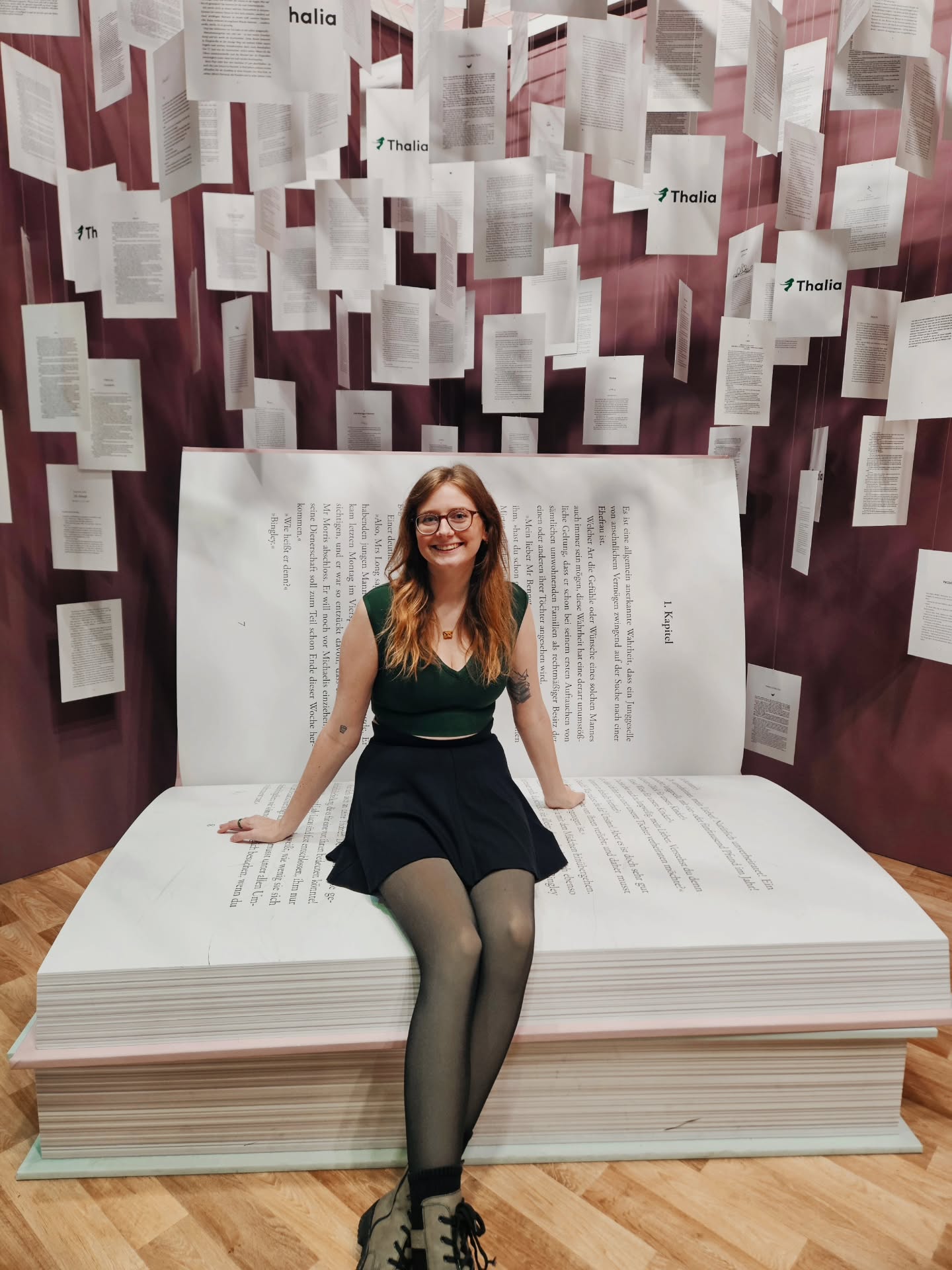 It's a new soundtrack, I could dance to this beat, beat forevermore.
2025 ey.
Ich bin 30 geworden.
Bin in eine neue Stadt gezogen.
Hab einen neuen Job angefangen — new era ftw.
Hab meine Stunden reduziert, um mehr zu schreiben, obwohl das verdammt gruselig war.
Hab neue Verträge unterschrieben.
Hab ein Buch veröffentlicht. Cinnamon Hearts. 🥹🤍
Ich habe so wenig gelesen wie ewig nicht, ich habe neue Lieblingsbücher entdeckt, ich habe auf der Hochzeit meiner besten Freundin getanzt, ich habe die schönsten Urlaube und die faulsten Sonntage überhaupt verbracht. Ich habe tolle Nachrichten zu Cinnamon Hearts bekommen, habe jetzt sogar ein Hörbuch zu einer meiner Geschichten.
Und gleichzeitig war 2025 auch das Jahr, in dem ich zum ersten Mal wirklich, richtig, extrem an meinem Autorinnentraum gezweifelt habe.
Daran, ob das alles Sinn macht.
Doch wie bereits in einem gewissen Lied besungen:
Like any great love, it keeps you guessing
Like any real love, it's ever-changing
Like any true love, it drives you crazy
But you know you wouldn't change anything, anything, anything
Also macht man weiter. Weil ohne eben auch nicht geht. Vielleicht ist genau das Wachstum.
Vielleicht fühlt es sich nur deshalb so wackelig an, weil man gerade größer wird, als man es gewohnt ist.
Und es lohnt sich. Besonders, wenn ich mir ansehe, was 2026 für mich bereit hält.
Ich schreibe gerade an meiner absoluten Herzensreihe.
Und ab nächstem Jahr nehme ich dazu mit. Ich muss schließlich ein paar Bücher fertigstellen. 🥰🥰
Das Leben ist krass.
Danke, dass ihr da seid.
See you next year. 💫📖🖤