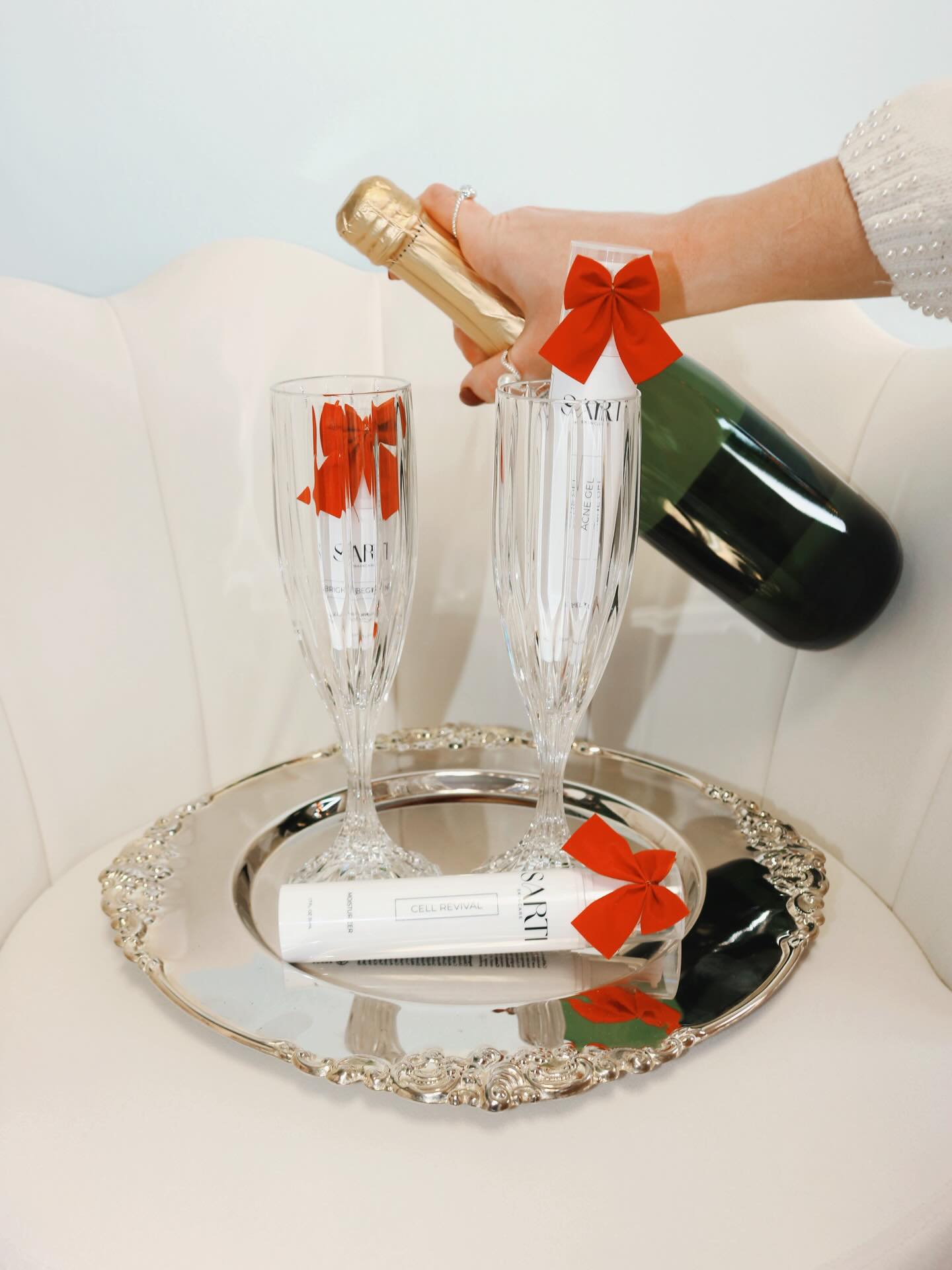 Bubbles, bows, and barrier-loving skincare ✨
Because clear AND hydrated skin is always worth celebrating🍾
Start the year with new skincare - www.sartiskincare.com
