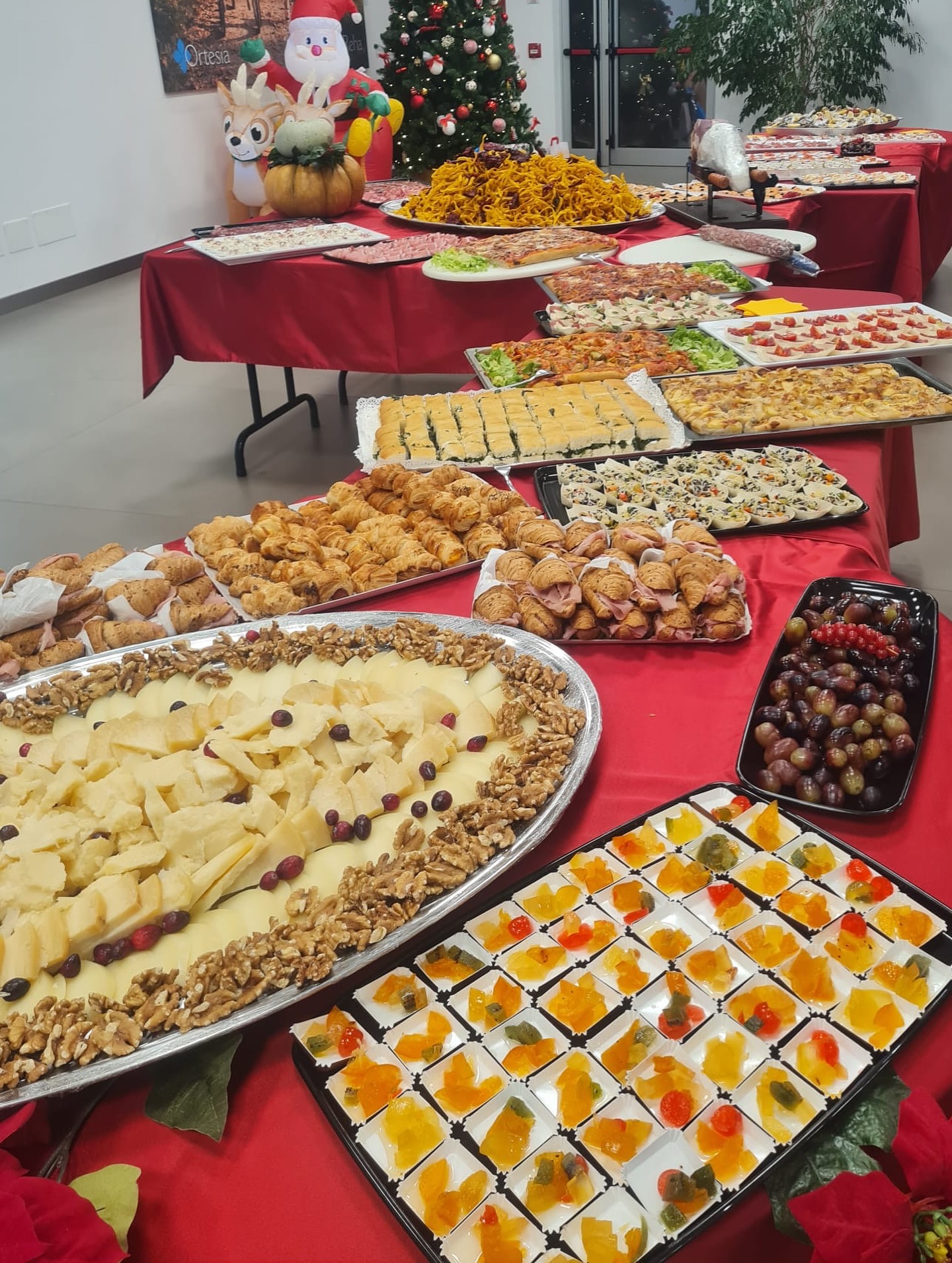 🍽️Tra servizi, asporto e feste
🥘Una carrellata di lavoro intenso, fatta di servizi in sala, asporto delle feste e catering, vissuti con lo stesso impegno e la stessa attenzione.
In cucina non ci siamo mai fermati: piatti preparati, ordini pronti, ritmi serrati e vero lavoro di squadra.
🎄Questo è stato il nostro Natale, visto da dietro le quinte.
👉Domani vi aspettiamo per il ritiro dei vostri piatti dell’ultimo dell’anno.
📞 Per info: +39 333 991 8226
📍 Via Ferrini 86, Samarate
#roccoincucina #nataleadarocco
#asportodifeste #capodanno
#catering #dietrolequinte
#ristorantesamarate
#cucinavera #saporiesaperi