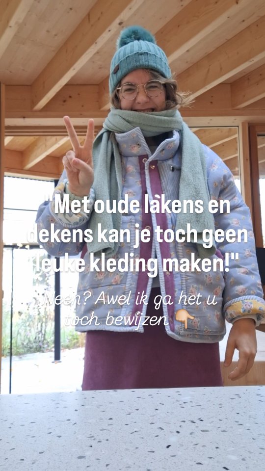Hallo ik ben Mona en ik draag oude vodden, vergeten lappen, tweedehands bedovertrekken en het occasionele tafelkleed ♻️✌🏼
Meer zelfs, ik draag ze op trouwfeesten en heel veel familiefeesten en heb zelf al enkele vriendinnen met zo'n "oude vodden" aan naar een trouwfeest gestuurd 😂
En weet ge wat zot is?
NIEMAND HEEFT DAT DUS DOOR HE. Integendeel. Kei veel complimenten. Eerlijk waar.
Ik heb een missie: zo veel mogelijk textiel redden van de afvalberg en anderen inspireren om hetzelfde te doen 🫶🏼
En mensen begeleiden naar de beste hobby ter wereld: naaien 💚
Hoe ik dat doe?
Volg mee 🌱
Voor tweedehands inspiratie en naai-inspiratie. En bij voorkeur de combinatie van deze twee 😘
***
Ik ben Mona en deel al mijn duurzame tips en tricks in mijn downloadbare tweedehands gidsen én inspireer graag met tweedehands en zelfgemaakte outfits 💚♻️