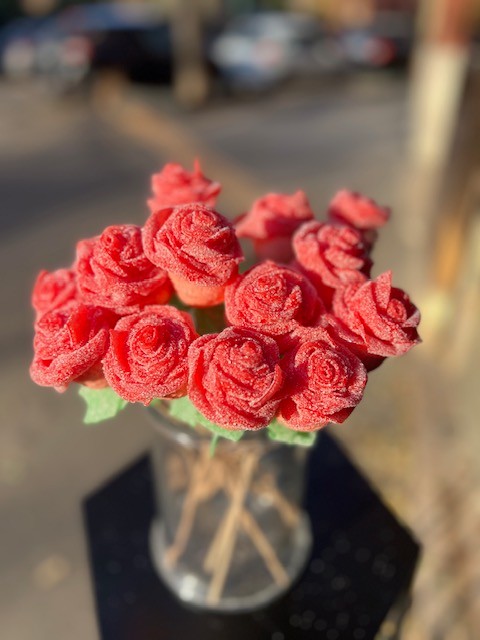 🌹 Ces roses ne faneront jamais... tout comme notre reconnaissance.
Alors que 2025 touche à sa fin, nous contemplons ces 14 années extraordinaires où vous nous avez fait confiance pour sublimer vos moments précieux.
Chaque création, chaque commande, chaque sourire partagé a façonné qui nous sommes aujourd'hui. De nos premières créations en composition de bonbons aux tours pièce montée les plus audacieux, en passant par nos corbeilles cadeaux gourmandes, vous avez été les témoins et les acteurs de cette belle aventure.
Ces roses en bonbons symbolisent parfaitement ce que nous vous offrons : la beauté qui perdure, la douceur qui marque les mémoires, l'art qui transforme l'ordinaire en extraordinaire.
2026 s'annonce déjà riche en surprises et en nouvelles créations... Nous avons hâte de continuer à émerveiller vos papilles et illuminer vos célébrations.
Merci d'être notre plus belle réussite. 🤍
#pastelcandy #compositiondebonbons #tourspiecemonteebonbons #corbeillescadeaux #gratitude2025 #creationsgourmandes #bonbonsdart #merci #2026 #produitsgourmands #savoirfaire