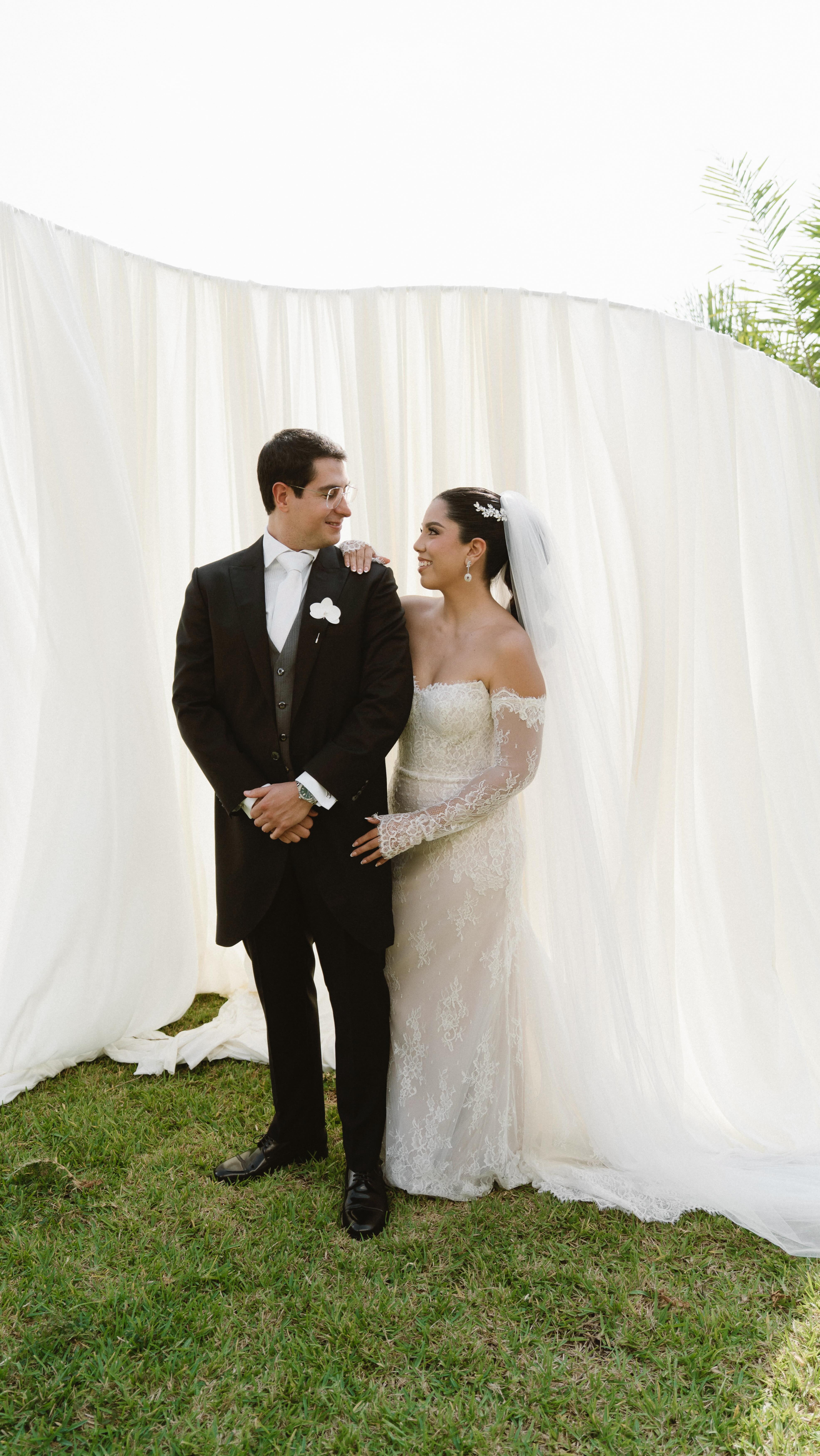 Mi trabajo va más allá de una cámara:
los acompaño, los guío con calma
y creo un espacio donde todo fluye.
Estoy en las risas,
en los abrazos que no se repiten,
en los instantes que pasan una sola vez.
El resultado:
fotografías auténticas, elegantes y llenas de emoción,
imágenes que se sienten tan reales como el día que las vivieron.
Wp: @yoablara
#FotógrafoDeBodasMéxico
#FotografíaDeBodas
#BodasMéxico
#WeddingPhotographerMexico
#NoviasMéxico