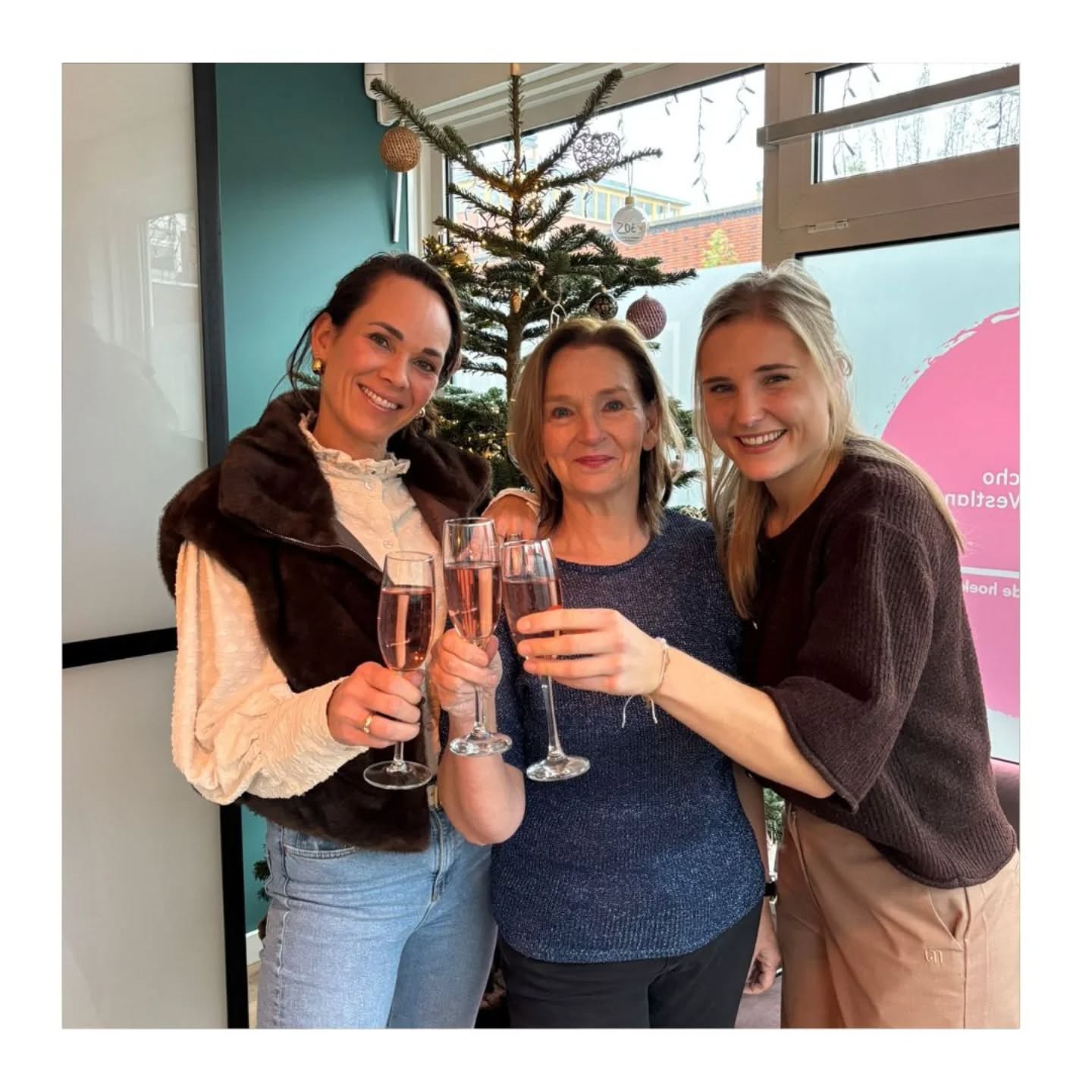 🖤 HAPPY NEW YEAR 🖤
Wat hebben we weer genoten van een mooi en bijzonder jaar!! ✨ In 2025...
❤️ Hebben we ruim 300 gezinnen mogen bijstaan tijdens de zwangerschap, bevalling en/of kraamperiode. Wij kunnen ons geen mooier beroep indenken...🙏🏻
❤️ Zijn er dit jaar opnieuw meer jongens dan meiden geboren... Wanneer komen de dames met een inhaalslag? 😉
❤️ Zijn Francis, Ilse en Shareen ons team komen versterken! 🙏🏼 Wat is dat fijn om zo'n gezellig en flexibel team te hebben om elke dag voor jullie klaar te kunnen staan 🥰 Helaas gaat Shareen per vandaag in een andere regio werken, wat gaan we haar missen.... We wensen haar heel veel geluk!! 🍀
❤️ Hebben Daan, Sanne en Elianne dit jaar weer hard gewerkt vol liefde voor hun vak.... Wat een toppers! 💪🏼
❤️ Tot slot bestonden we in oktober alweer 5 jaar, wat een mijlpaal!! En wat vliegt de tijd.... Met ongelooflijk veel dankbaarheid en trots kijken we terug op deze fantastische jaren samen met jullie en ons top team!!! En wat hebben we zin om daar nog (heel veel!!) mooie, bijzondere en liefdevolle jaren aan toe te voegen 🥰
Wij willen jullie allemaal ontzettend bedanken voor het vertrouwen in ons. Zonder jullie zouden we hier niet zo stralend staan!! ❤️
Wij hopen dat al jullie wensen en dromen voor 2026 uit mogen komen...en wat er ook gebeurt; we zijn er voor jullie!!! Wij kijken ernaar uit om er met elkaar weer een geweldig mooi jaar van te maken!!! ✨
PROOST 🥂
Liefs,
Kim en Fem