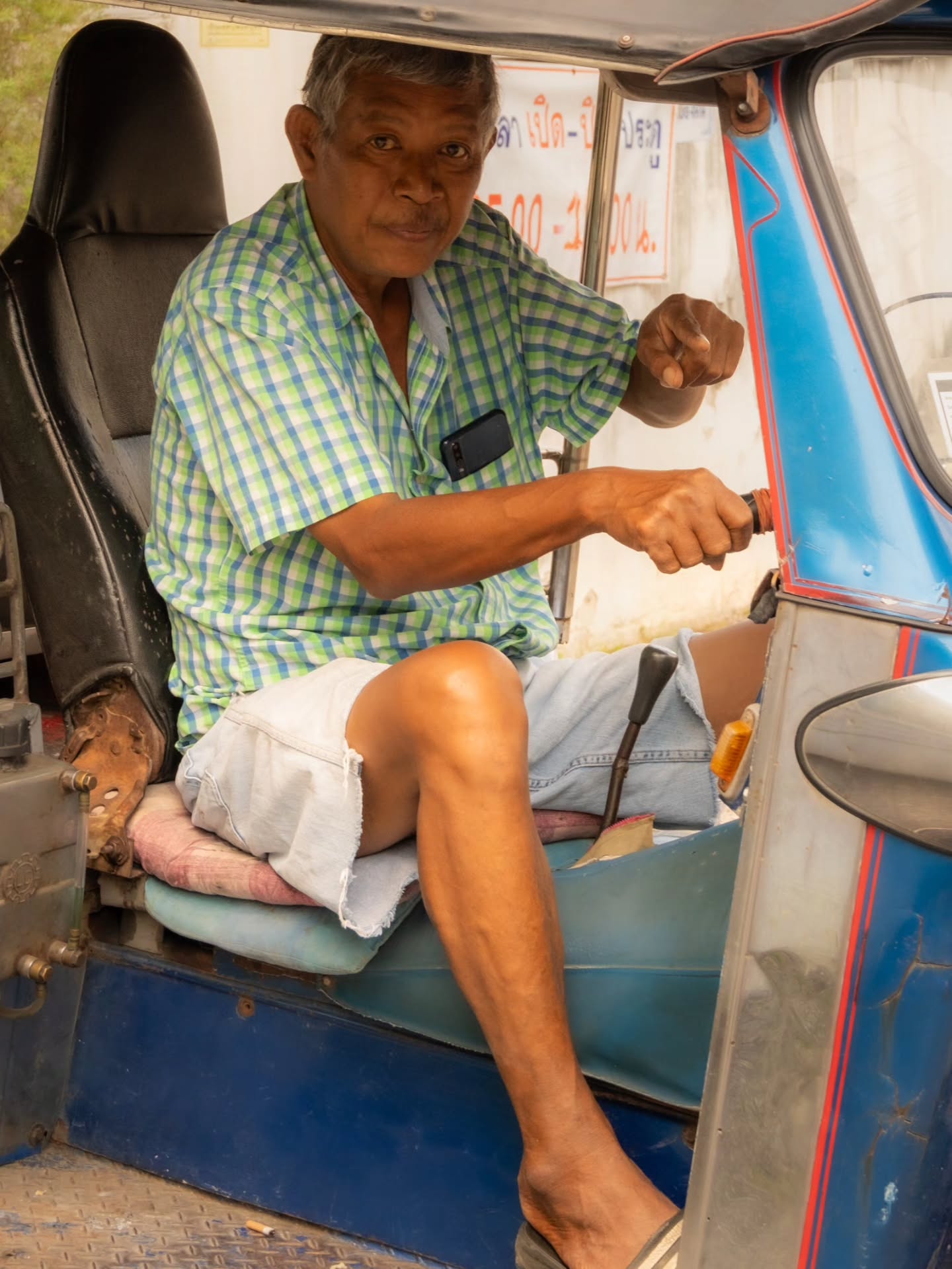 El viaje en tuk tuk💫 la camisa hace el match con la húmeda de chiang mai y los colores de su moto ratón 🇨🇷 lo recuerdo muy alegré cuando me ofreció el ride por la old town 😊