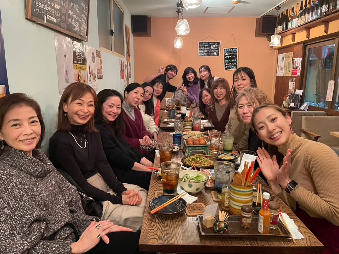 楽しかった忘年会楽🍺✨
会場はいつもの代田橋沖縄タウン、てぃんさぐぬ花。いつも通り美味しかったです!
普段は真面目にレッスンのお話しかできないけど、忘年会ではちょっとハメを外して皆さんといろんなことをお喋りできるのがとても楽しいのです。
楽しく感じよく熱心で真面目で謙虚な会員の皆さんに恵まれ、僕たちは果報者です。
本年は大変お世話になりました。
来年もよろしくお願いいたします🙇
お店の外での記念撮影時、「僕が撮りましょうか」と快く声をかけてくれた通りすがりの美男美女カップルのお兄さんありがとうございました🙇 お兄さん達も良い年末年始を送れますように🌠
#バレエスタジオスピカ
#明大前バレエ
#マットピラティス
#大人バレエ
#初心者歓迎