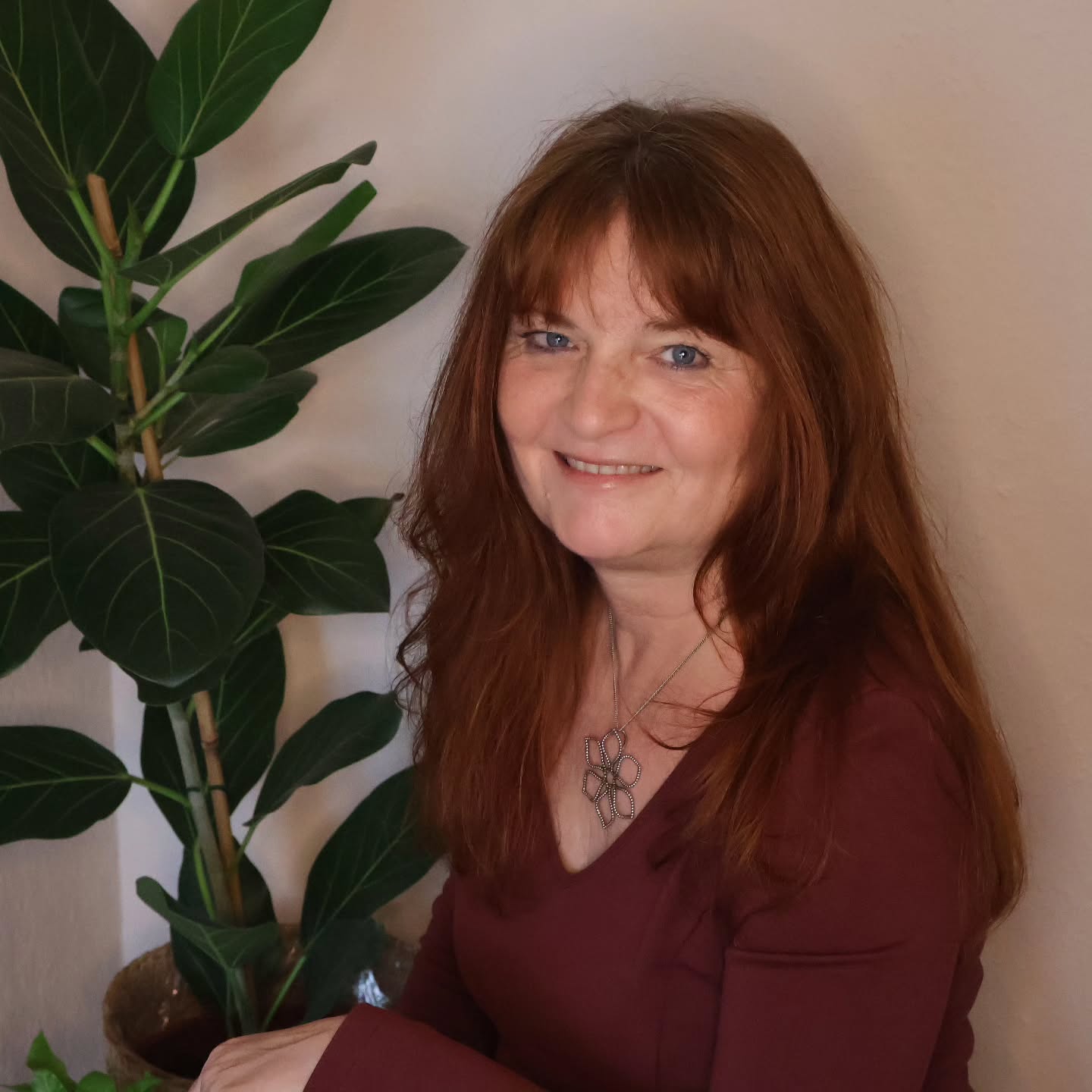 Das Jahr 2025 geht zu Ende und ich nehme viele wertvolle, schöne Erinnerungen mit ins neue Jahr. 💗
Es war ein unbeschreiblich aufregendes Jahr.
Ich durfte meinen Abschluss zur Vitalstofftherapeutin machen, wunderbare Frauen kennenlernen und in einen tiefgehenden, ehrlichen Austausch gehen. Neue Kooperationen sind entstanden und ich durfte Momente erleben, die mich sehr berührt und geprägt haben. 💞
Ein ganz besonderes Highlight war meine Ausbildung zur therapeutischen Frauenmassage. Eine große Bereicherung für meine ganzheitliche Wechseljahreberatung und für meinen eigenen Weg. 💖
Von Herzen danke ich allen Frauen,
✨️ die mir ihr Vertrauen geschenkt haben
✨️ die mit mir gemeinsam Projekte und Visionen verwirklicht haben
✨️ denen ich meine Yogaphilosophie und Yogapraxis weitergeben durfte.
Euer Feedback, eure entspannten Gesichter und eure AHA-Momente bestärken mich jeden Tag. Sie schenken mir das Gefühl: So wie es ist, ist es richtig. Das ist mein Weg und ich darf Gutes bewirken. 💫
Ich blicke voller Vorfreude auf das neue Jahr. Ich werde achtsam mit mir sein, neugierig weitergehen und meinen Weg bewusst gestalten. Neues wird entstehen, Bewährtes darf bleiben. ✨️
Ich wünsche euch einen schönen Übergang ins neue Jahr. 🥳
Seid neugierig, achtsam mit euch selbst, sorgt für Ausgleich im Alltag und pflegt eure Herzensverbindungen. Setzt euch keine zu großen Ziele oder Vorsätze. Geht Schritt für Schritt und hört nach innen, ob es sich wirklich stimmig anfühlt. Nicht das, was andere tun oder was angeblich besser für dich ist, muss auch dein Weg sein. Wenn es sich richtig anfühlt, entsteht eine Herzenswärme in dir. 💖
Höre auf dein Herz – es zeigt dir den Weg! 🙏
Sanfte Grüße & Namasté
Deine Rita 💜
#wechseljahre #wechseljahrebegleitung #yoga #hathayoga #hormonyoga frauenbalance dankbarkeit selbstfürsorge innerebalance naturheilpraxis neckargemünd