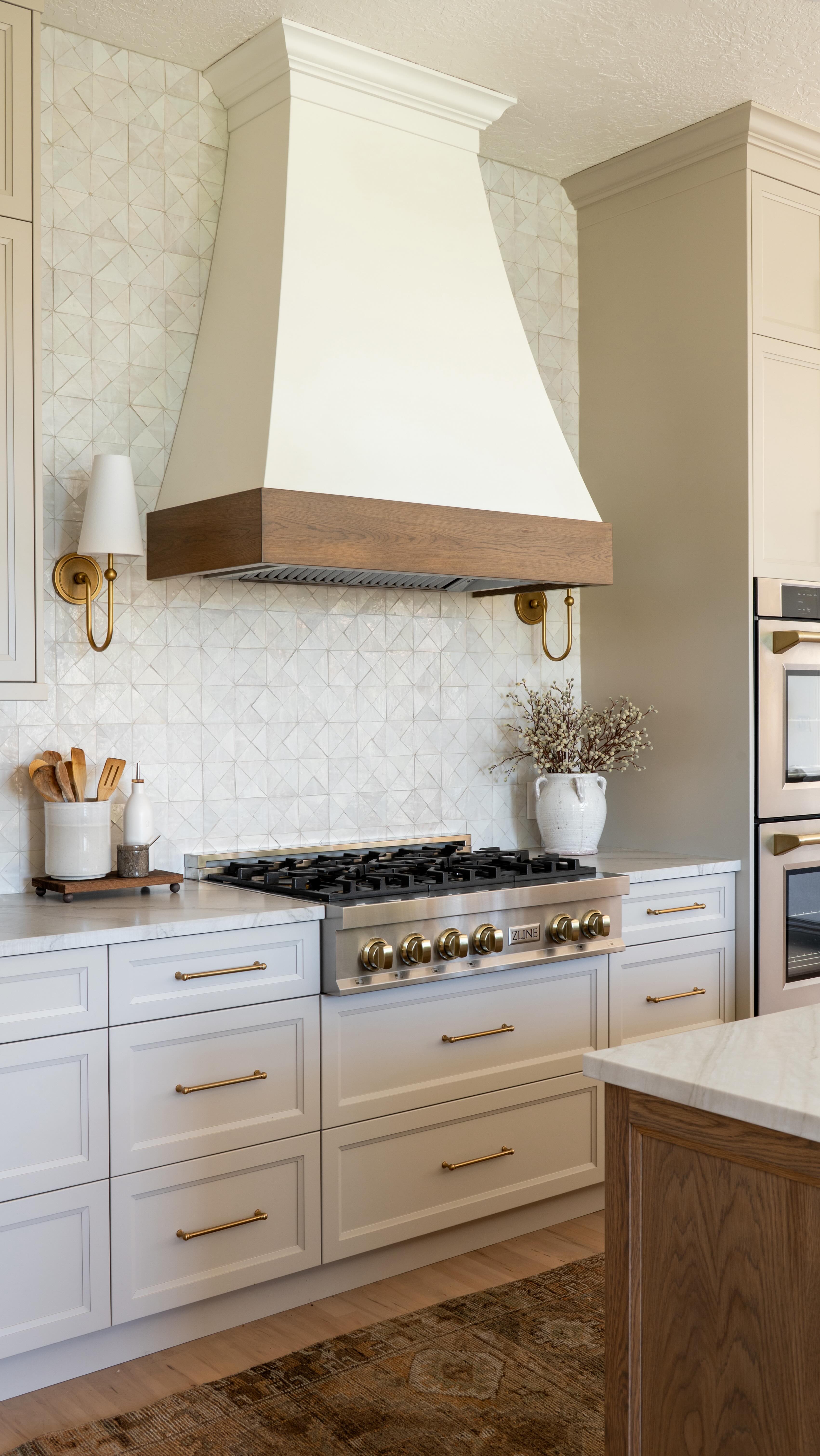 This kitchen remodel we designed in the Boise foothills is what dreams are made of ✨ can you just imagine your coffee sitting on the beautiful quartzite countertops with light pouring in, or cooking on the gorgeous Zline appliances with your family sitting at the custom white oak island... yes please!
#boiseinteriordesigner #boise #boiseinteriordesign #boiseremodel
Photos by @sophiawikoffphoto