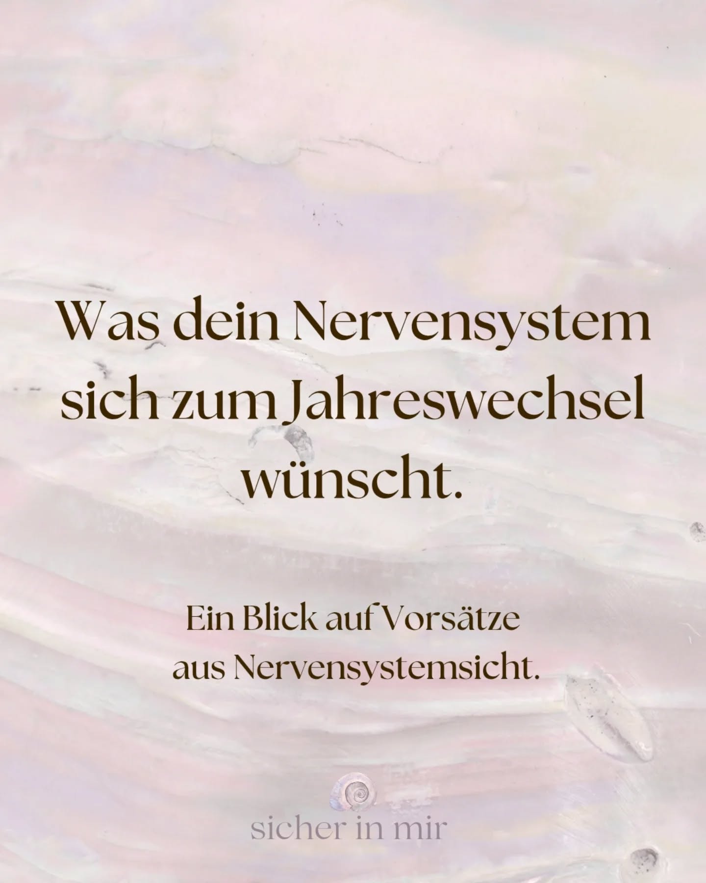 Der Jahreswechsel fühlt sich für viele an wie ein innerer Appell:
》Jetzt aber.
》Jetzt muss es anders werden.
Mehr Vorsätze.
Mehr Disziplin.
Mehr Kontrolle.
Aus Nervensystemsicht ist das oft genau das,
was ein ohnehin überlastetes System nicht braucht.
Ein Nervensystem, das seit Monaten – manchmal seit Jahren
im Funktionsmodus ist,
kann Veränderung nicht erzwingen.
~Es braucht zuerst Sicherheit~
Nicht neue Ziele.
Sondern Entlastung.
Nicht Selbstoptimierung.
Sondern Regulation.
Vielleicht scheitern deine Vorsätze nicht an dir.
Vielleicht war einfach niemand da,
der dein Nervensystem gefragt hat,
was es gerade braucht.
Vielleicht ist dein wichtigster Vorsatz in diesem Jahr:
sanfter mit dir zu werden.
Alles Liebe
Carola
SICHER.IN.MIR
NERVENSYSTEMARBEIT
SYSTEMISCHES COACHING
REGULATION
EMBODIMENT
KÖRPERARBEIT