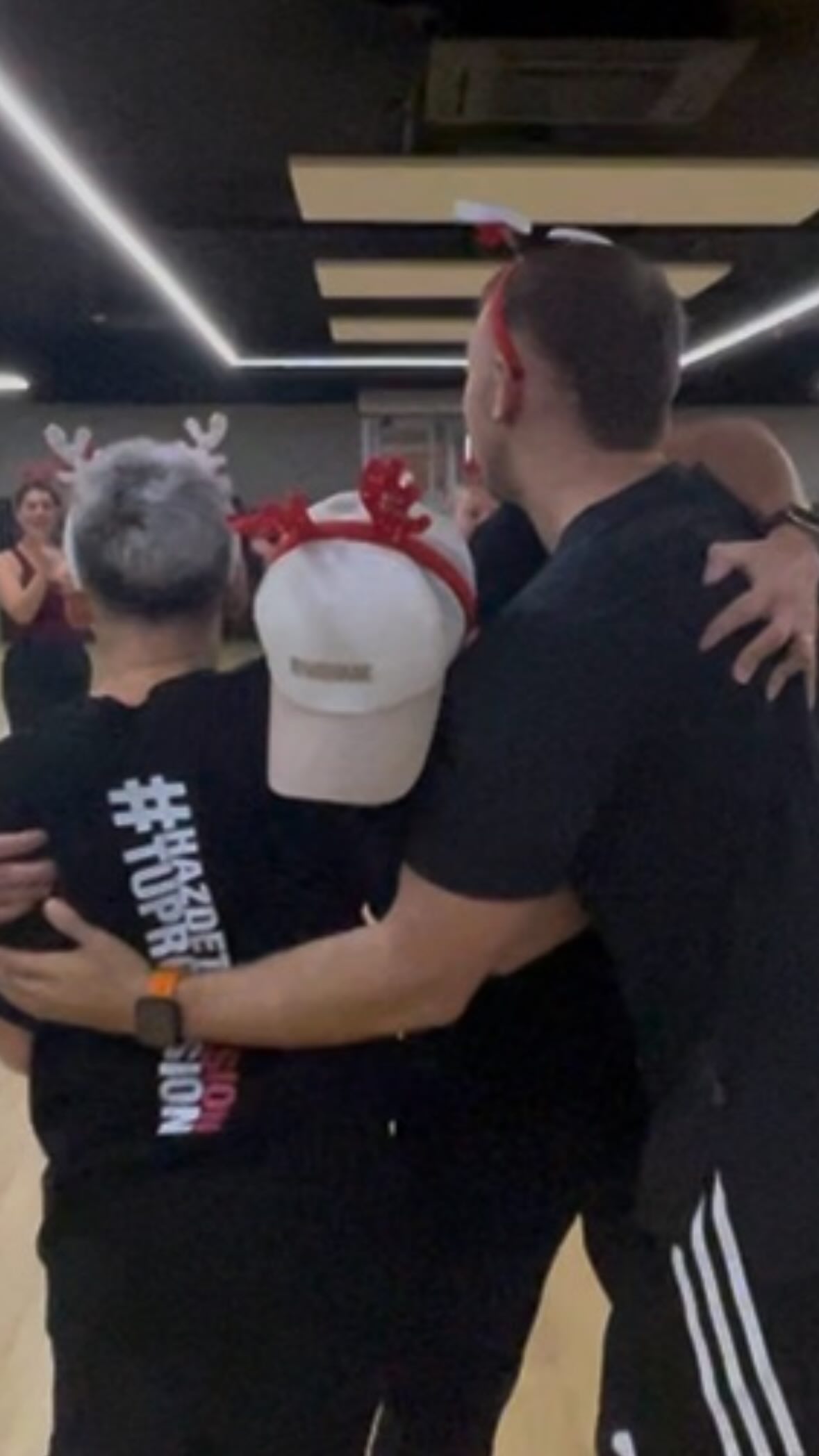 🇪🇸 Mil y mil GRACIAS a @carol.lopez.cesar por esta invitación y por crear momentos inolvidables. Estoy muy agradecido y siempre lo estaré por nuestro encuentro 🥰❤️🔥! Gracias a @ericarevalo.v por esta team, por tanta gentileza y por estos momentos de freestyle, me encantó conocerte y compartir este momento con ustedes 🇪🇸 Muchas gracias Barcelona por el recibimiento, a @laforlaniii @fropilan por la compañía y la organización 🥰 y OBVIAMENTE muchas gracias a mi team FRANCESA por el apoyo incondicional (best team ever ❤️🔥)🇫🇷
Gracias 2025 por tanto ❤️🔥
#fitness #fitnessmotivation #freestyle #aerobic #training