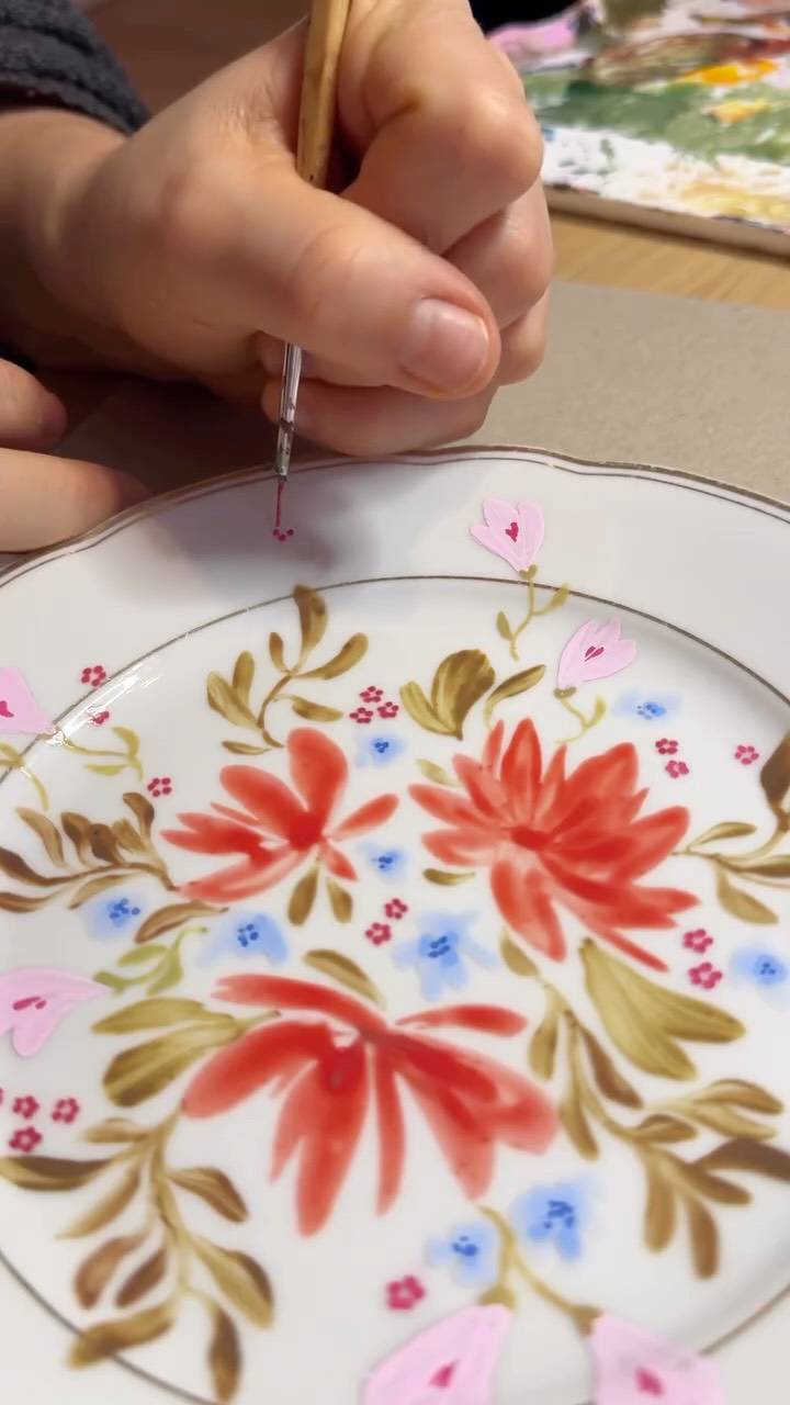 christmas markets, painting christmas presents, embracing my curls and working on new project & collabs ✨☺️ december has been nice so far.
#art #artist #womenwhopaint #design #illustration