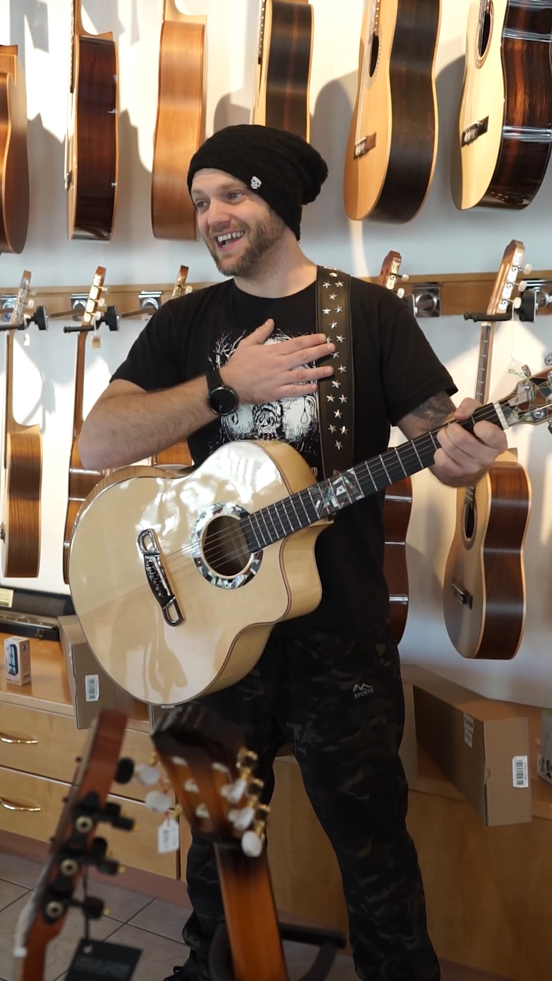 ✨ Frohes neues Jahr 2026 aus dem Pinzgauer Musikhaus! 🎆🍀
Ein herzliches Dankeschön an unsere Kunden für ein unvergessliches 2025! Wir freuen uns schon auf viele musikalische Momente mit euch im neuen Jahr!
#prositneujahr #silvester #newyear #musikliebe #musicstore #schürzenjäger #volksmusik #merida #meridaextrema #gitarre #pinzgauermusikhaus #zellamseekaprun #musiclover