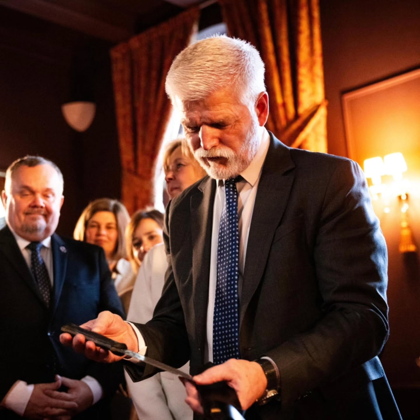 A gift for the Czech president Petr Pavel from the @libereckykraj
DAFY 3Gen in Elmax CORE stainless damascus.
Thank you to all my supporters and customers and I wish you a great start to 2026.
CORE damascus powered by @futuronforge
#ElmaxCORE #HardcoreFuturon #alchemysnotdead