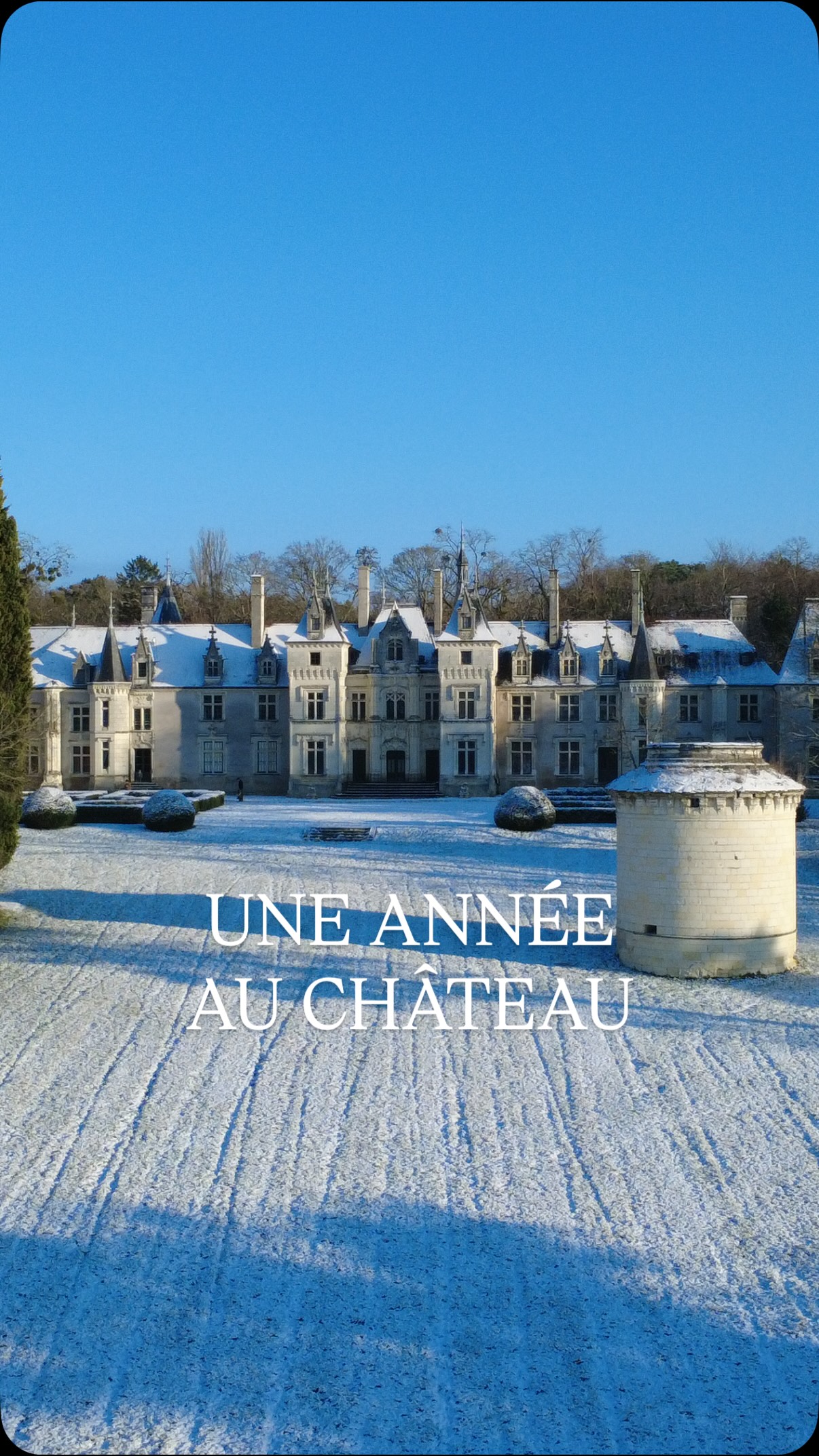 2025.
Une année intense, vibrante, parfois épuisante, souvent magique.
Douze mois de travaux, de poussière, de visites, de rencontres,
de moments suspendus entre vie de famille et vie de château.
Merci 2025 pour tout ce que tu m’as appris, pour ce que tu m’as donné,
et même pour ce qui m’a challengée.
Je te referme avec gratitude,
et j’ouvre 2026 avec le cœur grand ouvert…
car elle s’annonce encore plus chargée, plus folle, plus vivante ✨
Merci d’être là, de suivre, de soutenir, de regarder.
À demain, 2026 🤍
#2025 #NouvelleAnnee #Gratitude #VieDeChateau #2026