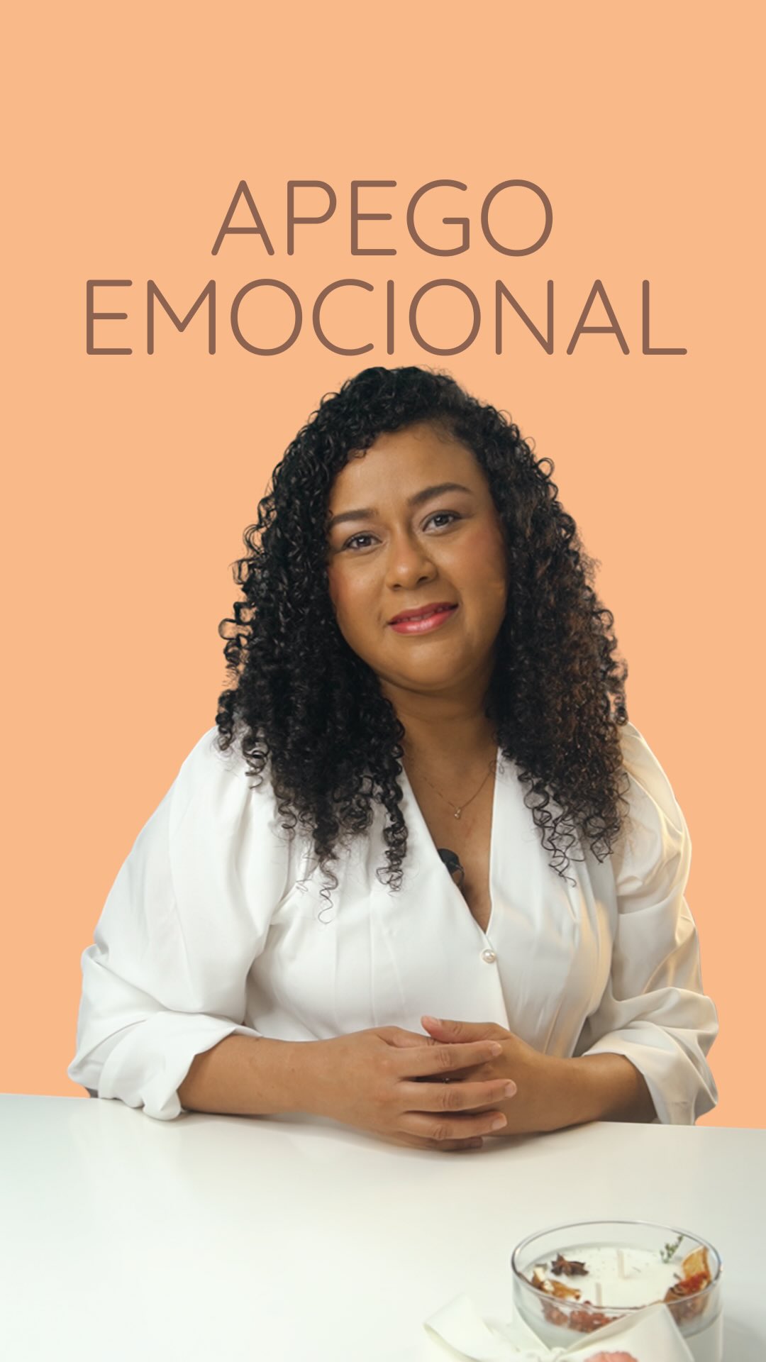🧠 Tu cerebro no se apega a personas.
Se apega a lo que le resulta familiar.
Apegarte a quien da migajas,
a quien aparece y desaparece,
a quien activa tu ansiedad…
no es debilidad.
Es memoria emocional 🧩
El cerebro repite lo conocido
porque lo confunde con seguridad,
aunque duela 💔
Por eso no basta con decir
“merezco algo mejor”.
El apego no se cambia con voluntad,
se comprende, se regula y se transforma 🌿
✨ Amar en paz también se aprende.❤️