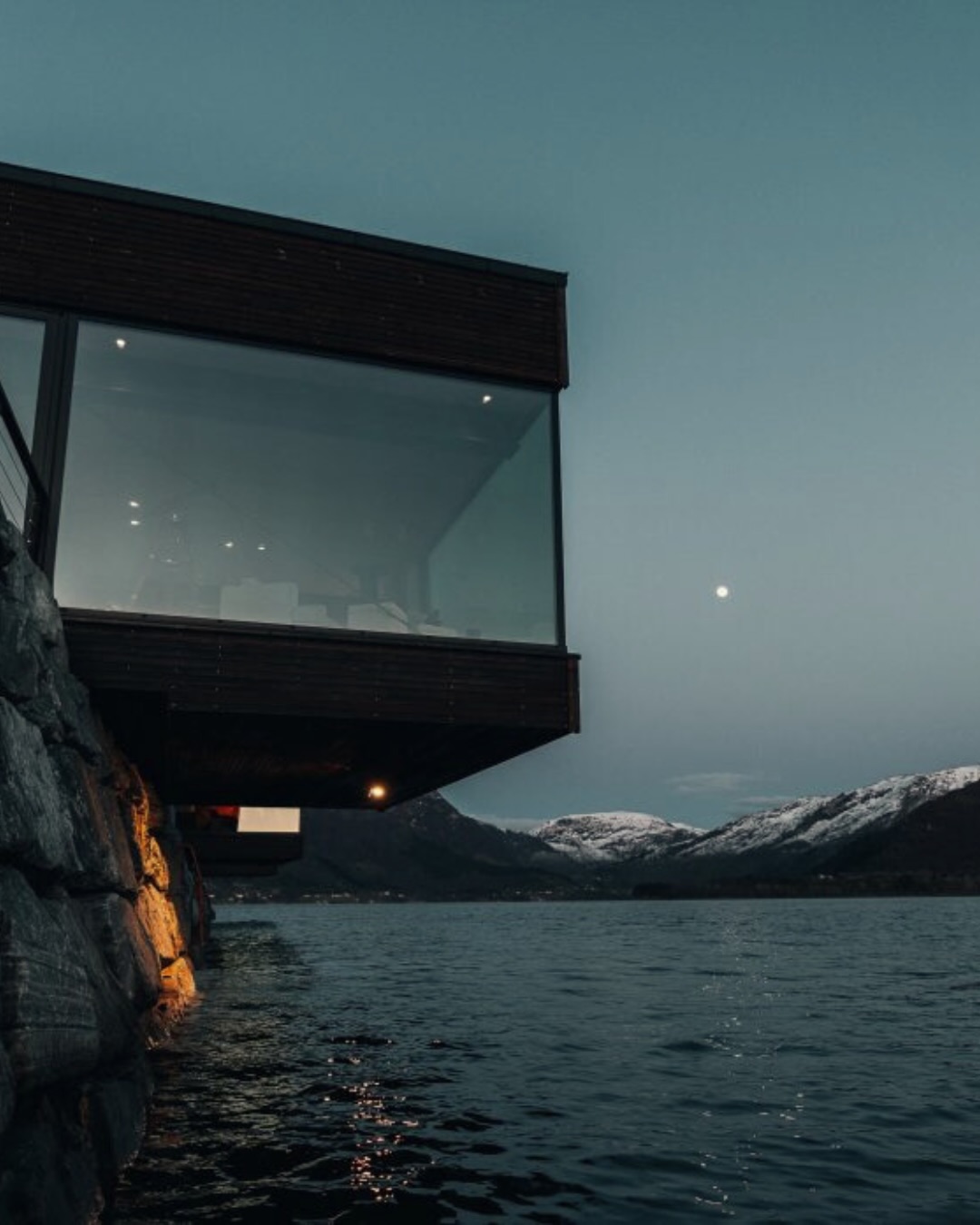 Jacuzzis, a private chef, and the luxury of unhurried time
At TunheimsFjørå Lodge, experiences extend far beyond the walls of the lodge itself. Here, the surrounding fjords can be explored year-round, inviting quiet moments of discovery and connection with Norway’s raw, untouched nature. Each day unfolds at its own pace, before returning to a warm, serene sanctuary. As night falls, the outdoor Jacuzzi beneath a star-filled sky becomes a ritual of calm — and on the right evenings, the Northern Lights may appear overhead, turning stillness into something unforgettable.
The landscape encourages gentle exploration.
Local experiences are an integral part of the stay: from visiting Arnegarden, where guests can learn to craft traditional sheepskin products, to discovering the Selja Monastery, a place steeped in Nordic history and quiet contemplation.
Inside the lodge, everything is designed for effortless relaxation.
With a private chef, dedicated guides, and the attentive care of hostess Edel Kristin Ruud Barstad, guests are free to fully let go. For those choosing the all-inclusive experience, every detail is thoughtfully arranged — allowing you to simply be present and enjoy each moment as it unfolds.
At TunheimsFjørå, luxury is not about excess or endless choices,
but about being gently taken care of — in harmony with nature, time, and place.
—
Image: @tunheimsfjoralodge
#Tunheimsfjora #TunheimsfjoraLodge #NorwegianFjords #NorwayTravel #UNIQUELUXURYTRAVEL