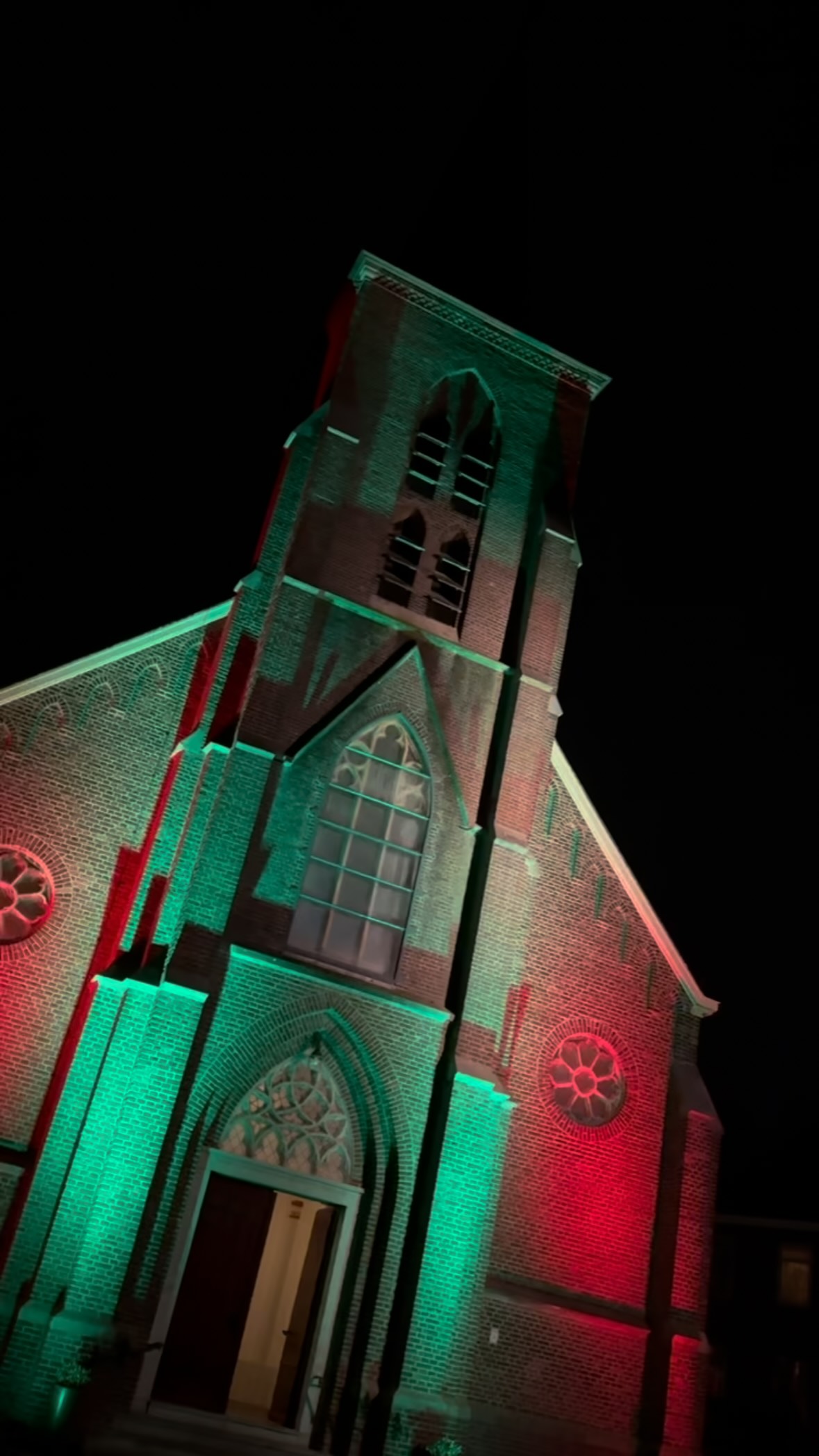 Op een bijzonder jaar & een goede roetsj! ๐ถ
We hopen dat iedereen heeft genoten van fijne kerstdagen. Met een kleine recap van ons geslaagde kerstconcert, kijken we dankbaar terug op een bewogen jaar vol muziek, verbondenheid en mooie momenten ๐ค
Dank aan iedereen die dit mogelijk heeft gemaakt, voor รฉn achter de schermen. En aan de lieve mensen uit en buiten ons dorpje Merkelbeek.
Op naar een nieuw muzikaal jaar: wij wensen jullie een gezond, gelukkig en klinkend 2026! โจ๐ถ