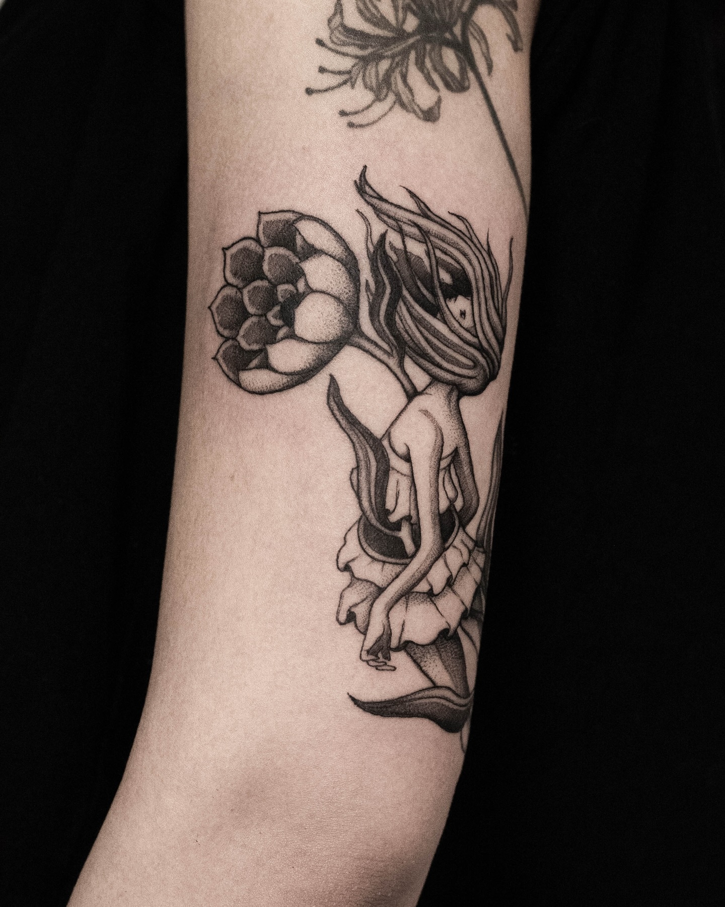 My client asked me to create a customised version of one of my flash designs. For Isna, I designed a piece inspired by the work of Japanese artist Fuco Ueda, translating her organic and flowing visual language into blackwork.
#blackworktattoo #surrealism #tattooart #tattoodesign #flashtattoo illustration graphicdesign dutchtattooer eindhoventattoo tattooeindhoven finelinetattoo dotworktattoo moderntattoo blackwork abstracttattoo