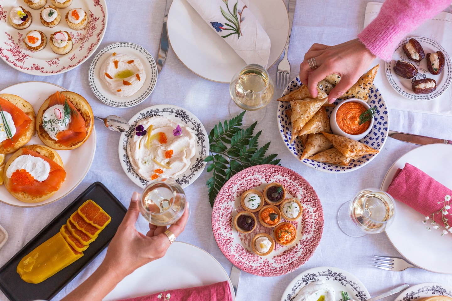 🍾 La table du 31 par Evi Evane🍾
Mini feuilletés à picorer, tarama mamma mia, boutargue de qualité, boulettes à partager, douceurs pour finir la soirée en miel…
Nos boutiques seront ouvertes le 31 jusqu’à 17:30!
#evievane #reveillon #nye