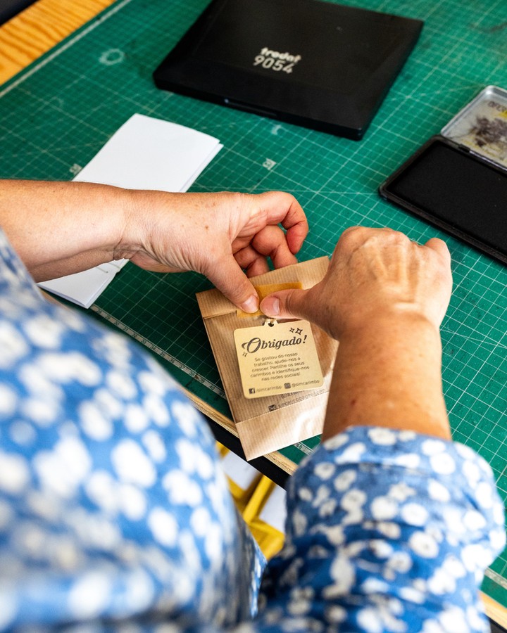 2025 trouxe risos, desafios, tinta espalhada e muitas ideias carimbadas à mão. Obrigado por cada momento que vivemos juntos, por cada projeto que nos fez dizer “sim!” e por cada detalhe que nos inspirou.
⠀⠀⠀⠀⠀⠀⠀⠀⠀⠀
Que 2026 chegue cheio de criatividade, abraços (mesmo que virtuais), e muitas oportunidades para carimbarmos novas histórias inesquecíveis! 🥂
⠀⠀⠀⠀⠀⠀⠀⠀⠀⠀
Obrigado! ✨