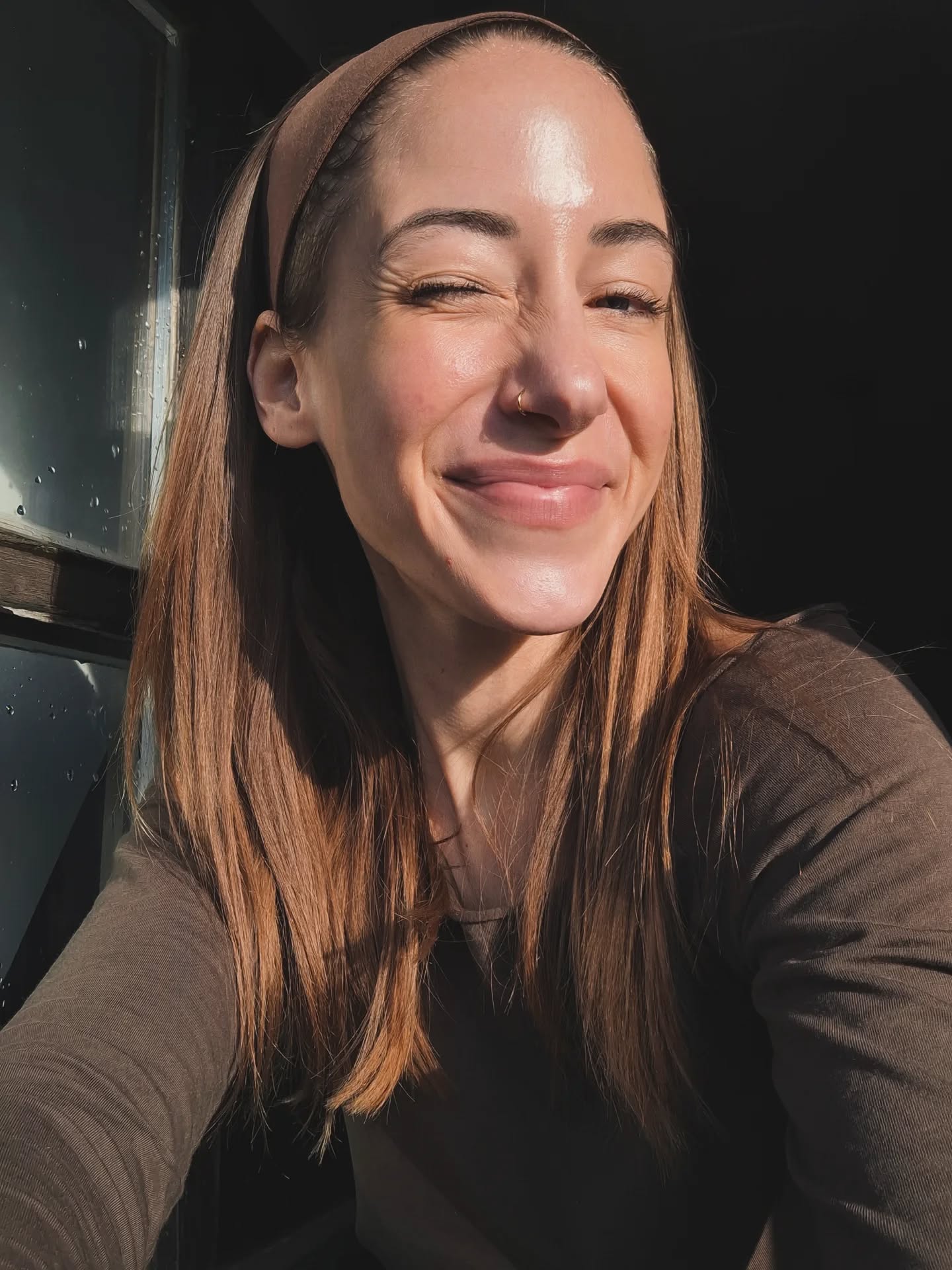 In den letzten Tagen bin ich sehr still geworden. Seit dem 28. habe ich mich bewusst zurückgezogen, alleine, ohne Ablenkung, ohne Ausrichtung nach außen. Nicht, weil etwas gefehlt hat, sondern weil ich gemerkt habe, dass alles, was jetzt entstehen will, zuerst Ruhe braucht.
Am Anfang dachte ich noch, ich müsse mich in dieser Zeit neu ausrichten, Pläne machen, Klarheit finden. Die Zeit ohne Kids "effektiv" nutzen. Doch sehr schnell habe ich gespürt, dass das wieder nur ein Kopfkonstrukt gewesen wäre.
Die wirkliche Bewegung kam erst in der Stille. In Momenten, die nicht immer leicht waren. In denen ich Liebe zurückgezogen habe. In denen nichts getan werden wollte. Ich bin schon immer ein Eremit. Und zugleich nicht nur das. Beides lebt in mir. Dieser Stillstand war kein Leerlauf, sondern ein Geschenk. Ein Raum, in dem sich etwas in mir neu ordnen durfte, ganz leise - ganz organisch.
Ich fühle mich jetzt wieder aufgerichtet, nicht weil alles klar ist, sondern weil der Fluss zurückgekehrt ist. Das Neue schläft ganz klar noch, vielleicht bis in den Frühling hinein und das ist in Ordnung.
Denn dieser Stillstand trägt bereits alles in sich. Bewegung, Wandel, Leben. Manchmal ist genau das die tiefste Form von Wachstum.
Und in diesem Alleinsein wurde mir noch etwas sehr klar: wie reich ich beschenkt bin mit meinen Freundschaften - mit den wundervollen Frauen um mich. Nicht alle ganz nah und doch tief verbunden.
Ein stiller Kreis aus Weiblichkeit, Vertrauen und Liebe.
So kostbar. So nicht selbstverständlich.
Tiefe Dankbarkeit. Für mich. Für euch. Für das Leben.
🤍