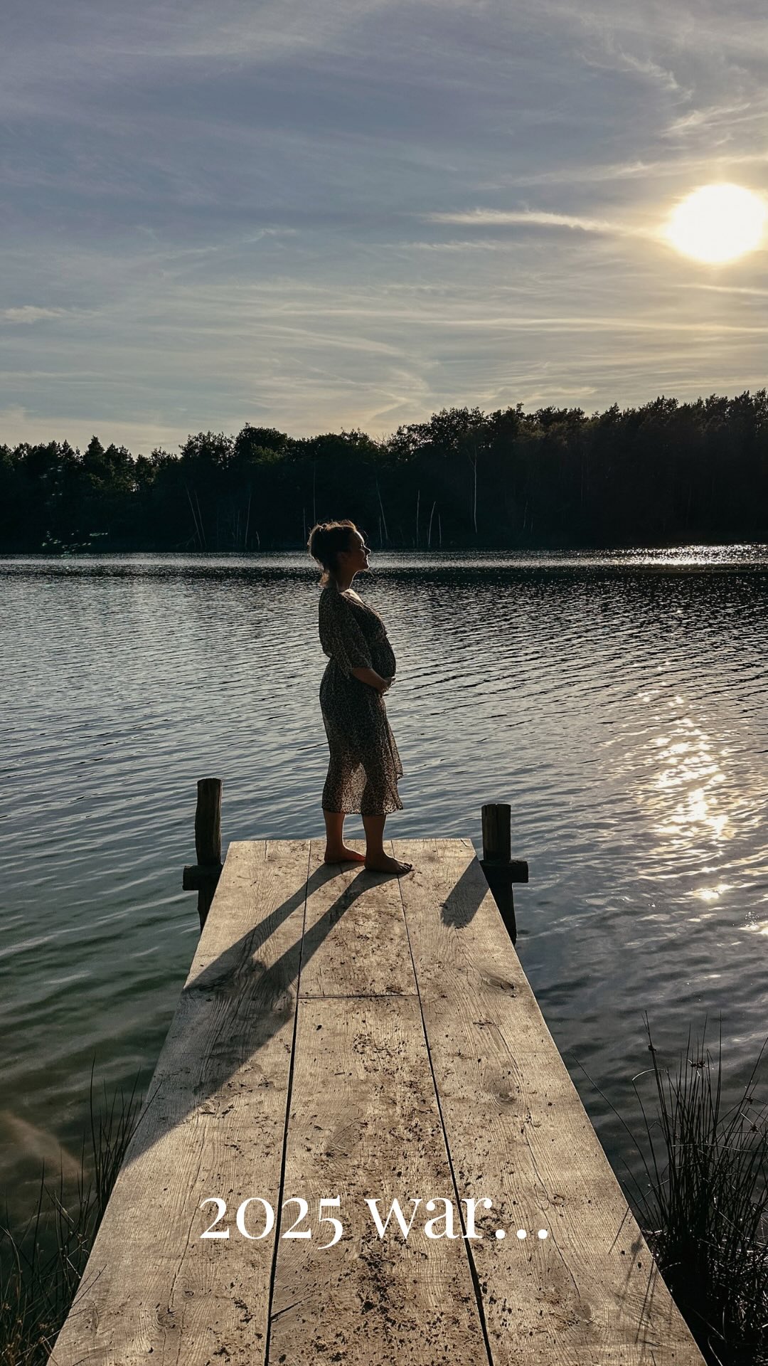 💫 Drei Worte, die mein Jahr beschreiben: transformierend, erfüllend und verbindend. ✨
Nach einem emotional sehr herausfordernden 2024, habe ich das Gefühl gehabt, wieder bei mir anzukommen, zu heilen und neue Energie zu haben.
2025 hat mich direkt im Januar an die Ostsee geführt. Auf eine tiefgehende Fastenreise, indem ich eine kleine Gruppe eine Woche begleiten durfte und weiter zu einem nährenden Yoga-Retreat in meinem geliebten @okelmanns im Februar. Ich durfte auf einer Unternehmerinnen-Messe sichtbar werden und mein Wirken teilen. Ich habe meine Yogatherapie-Ausbildung @vondermatteinsleben erfolgreich abgeschlossen und mich mit der Ausbildung „Shake the Dust“ @agnes.jovaisa in Somatics und freier Bewegung weiter vertieft. Viele kostbare Yoga-Stunden habe ich am Weserstrand und im Wintergarten verbracht – Orte der Ruhe, des Ankommens und des Durchatmens, die sich oft wie ein Mini-Urlaub für meine Yogis und Yoginis angefühlt haben.
In Tagesretreats und bei Yoga & Picknick mit @glueckskueche.bremen habe ich auch in diesem Jahr immer wieder besondere Räume für Verbindung, Kreativität und Entspannung geschaffen. Parallel dazu ist mein Online-Programm „Besser schlafen mit Yoga“ entstanden, welches bereits 20 Menschen zu einem erholsameren Schlaf begleitet - dazu gibt es 2026 mehr! Und in meinen therapeutischen 1:1 Coachings durfte ich viele Menschen individuell bei ihren Herausforderungen begleiten und unterstützen.
Und über allem steht das größte Geschenk dieses Jahres: Ich bin Mama geworden. ❤️
2025 war gut zu mir - ich durfte so viel lernen und wachsen. Dieses Jahr wird für immer einen besonderen Platz in meinem Herzen haben.
Danke für euer Vertrauen! Ich bin sehr dankbar und freue mich riesig auf 2026 mit euch. Kommt gut ins neue Jahr! Bis bald! ✨
Wie beschreibst du dein Jahr in 3 Worten?
•
•
•
#jahresrückblick #jederkannentspannen #yogaimnorden