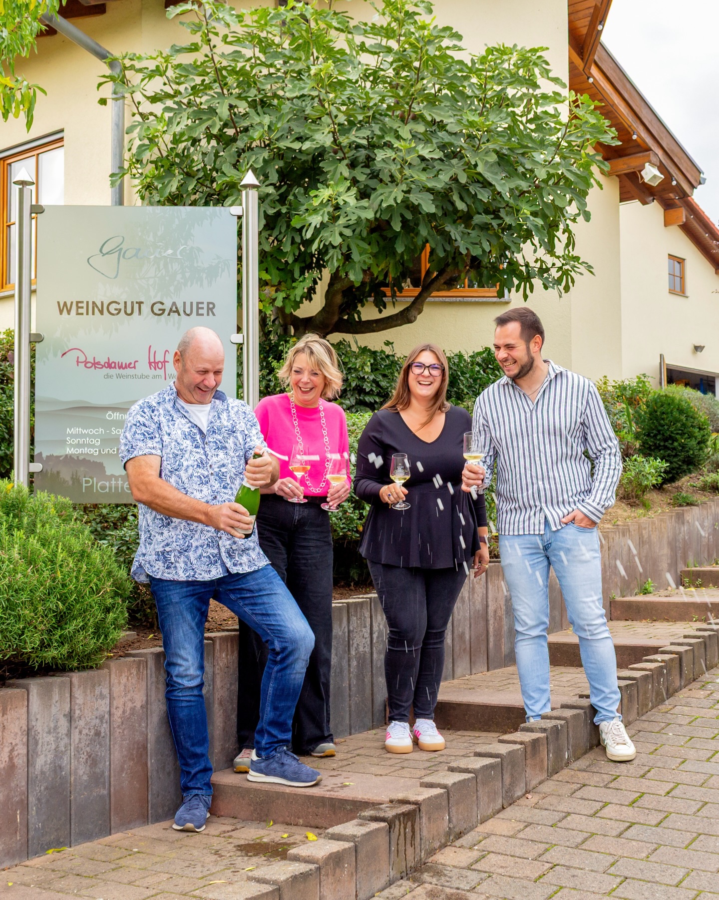 🍾 F R O H E S N E U E S J A H R
Neues Jahr, neues Kapitel – und wir freuen uns, es mit euch zu teilen. 🍷✨
Danke für eure Unterstützung, eure Besuche und die vielen schönen Momente im letzten Jahr.
Cheers to 2026! 🥂🍇
_______________
#weingutgauer #bodenheim #rheinhessen #weingut #wein