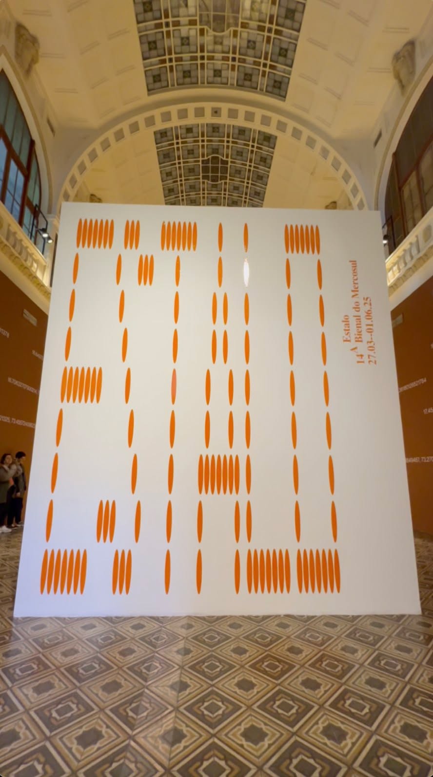 O Estalo da 14A Bienal do Mercosul encerra seu ciclo em 2025 com a certeza de dever cumprido. 🫰
Reocupamos a cidade, do centro à periferia, com mais de 900 mil visitantes. Semeamos o futuro com 30 mil estudantes no nosso projeto educativo. Fizemos o mundo olhar para Porto Alegre novamente, de um jeito positivo.
Obrigado aos artistas, parceiros e, principalmente, ao público que fez desta uma edição histórica.