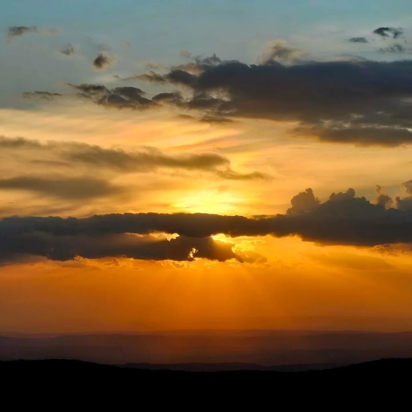 Wishing you all a very Happy New Year, may 2026 be full of happiness. Here is last night's sunset and lightening display on the Great Rift. #2026 #happynewyear❤️ #happynewyear2026