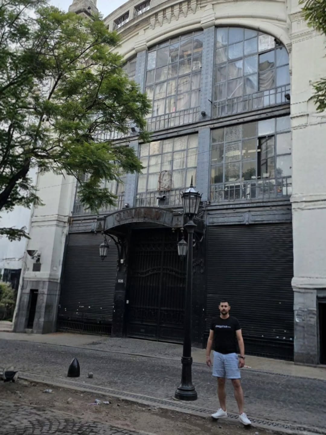 Muito antes do BIM, do concreto protendido e dos softwares de cálculo, a engenharia estrutural já resolvia desafios complexos com lógica construtiva, materialidade e visão de futuro.
O Club Museum é um exemplo claro disso.
Sua estrutura metálica foi concebida sob a influência direta da escola de engenharia francesa do final do século XIX, associada ao trabalho de Gustave Eiffel, (o mesmo engenheiro da Torre Eiffel)
Para quem projeta estruturas hoje, caminhar por lugares assim é lembrar que: cálculo sempre foi ferramenta, mas engenharia de verdade é intenção, domínio técnico e visão de longo prazo.
Nada permanece em pé por acaso.
Vem engastar o seu projeto com a gente.
engenharia@engastar.com
(54) 98144-9876
#EngenhariaEstrutural #GustaveEiffel #EstruturaMetálica
#HistóriaDaEngenharia #BuenosAires Engastar StructuralEngineering