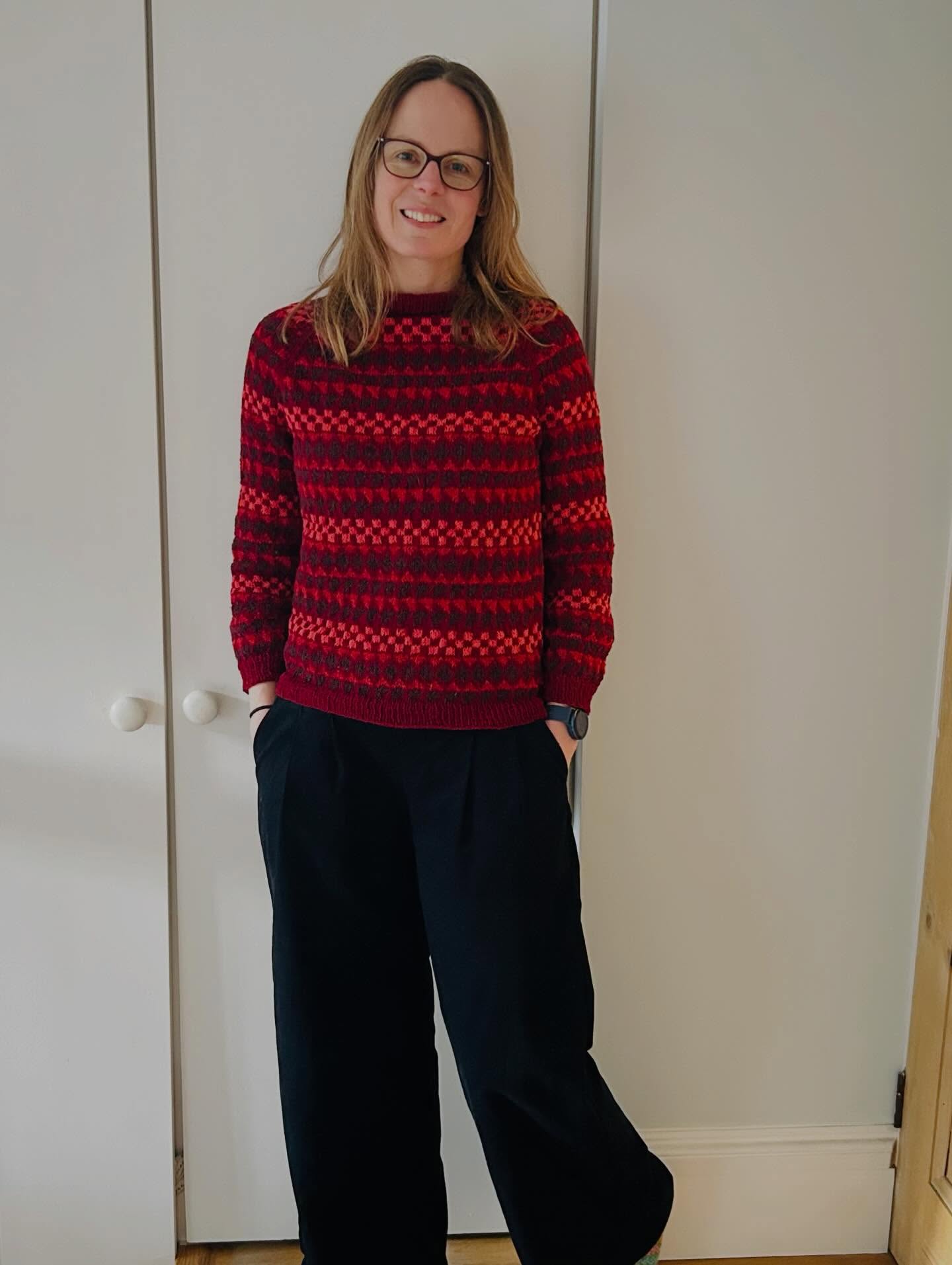 I am closing 2025 with two brand new finished projects!
My sweater isn’t even blocked yet but I am wearing it today anyway!
And I decided I wanted a pair of cords and didn’t want to spend my precious sewing time sticking together another pdf pattern so I made another pair of Emerson Pants because who doesn’t want an elasticated waist at this time of year!
Sweater: #damedamesweater by @wekuyarn in @holstgarn Supersoft from @tribeyarnslife
Trousers #emersonpants by @truebias in lovely soft needlecord from @fabricsgalorelondon