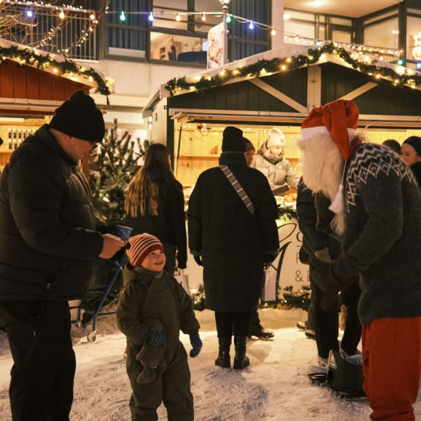 Kæru vinir 👋
Gleðilegt nýtt ár! Við fjölskyldan þökkum samverustundirnar yfir hátíðarnar en þetta var okkar stærsta og annasamasta ár til þessa. Við heimsóttum um 100 heimili, fjölmörg fyrirtæki, krössuðum jólaböll, stóðum vaktina í Jólaþorpinu í Hafnarfirði allar helgar og tókum þátt í auglýsingu Isavia svo fátt eitt sé nefnt. Auk þess fengum við góðan liðsauka sem klæddist íslenskum lopapeysum. Takk fyrir allt. Hittumst heil! ❤️