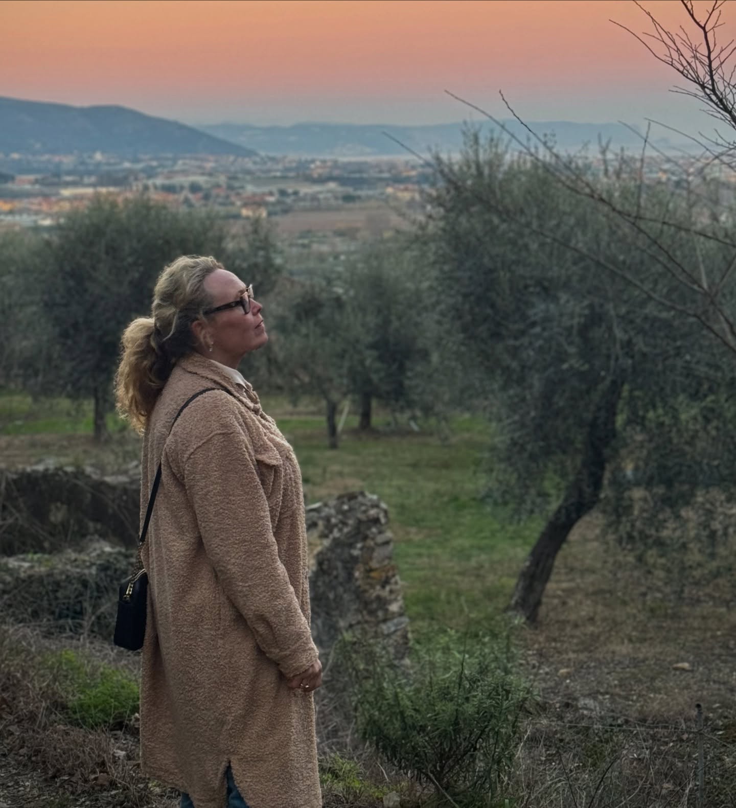 ✨Gott Nytt År✨
Här tillsammans med vänner bland olivlundar och fält av eukalyptus önskar jag er alla ett riktigt fint 2026.
Ett händelserikt 2025 lämnar oss med både sorg och även mycket glädje.
Det stora händelserna i år är att jag blev mormor samt ägare till ett fantastiskt hus i Italien. En helt galen och häftig känsla.
Många fina besökare i trädgården från när och fjärran och bröllop som avlöste varandra. Nu blickar vi framåt med härliga dagar här nere, nya besökare och fina brudpar att ta hand om.
Tack för att ni följer med mig både hemma i🇸🇪och här hemma i🇮🇹!
#italien #nyårsafton #happynewyear #gottnyttår #olivodling