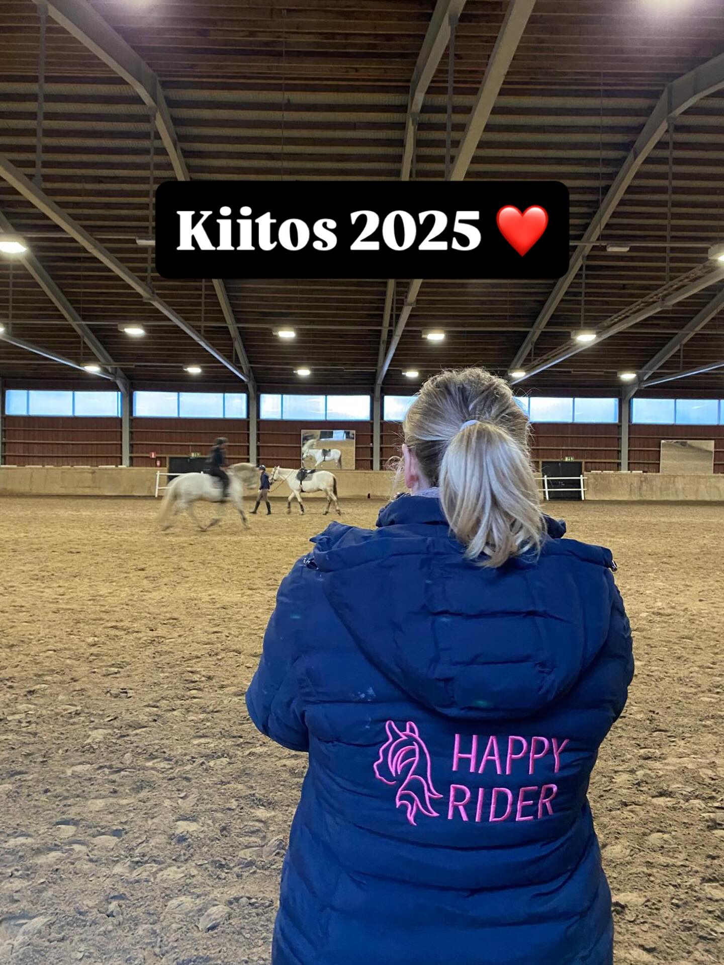 Hei ihanaa uutta vuotta ja kiitos tästä vuodesta kaikille teille 🙏❤️
Erityiskiitos @noralatvala_ @bystinamaria ja @vertti.hakamaki
Jos meillä ei olisi näin huikeaa porukkaa, niin olisi ehkä usko loppunut jossain vaiheessa kesken ❤️
Meillä on huikeat valmentajat @katjasofia_ @wilmaerkkila @amandakivelaeq ja supertiimi tallihommissa 🙏
Takana nyt 4 vuotta omahevosmeininkiä ja pikkuhiljaa alkaa hommat asettua paikoilleen.
Tänä vuonna rakennettiin mm. oma maastoesterata, lanseerattiin omahevosmestaruudet, rempattiin tarhojen pohjat, parannettiin hoitotiloja ja ostettiin meidän maneesi omaksi.
Hevosia on tällä hetkellä 28 ja aletaan lähenemään lopullista hevosmäärää. Tavoitteena on, ettei ostettaisi uusia ainakaan ennen kesää.
Just eilen naureskeltiin, että meillä on jonkinlainen ennätys käynnissä. Edellisen kerran tuli uusia hevosia pihaan syyskuussa eli 3 kk ollaan menty ilman ostohousuja 💪.
Hevosille on riittänyt hyvin omia ihmisiä. On ollut ihana seurata kuinka omia ja rakkaita hevosista on omille ihmisilleen tullut ❤️
Tällä hetkellä meille mahtuisi suoraan mukaan omat ihmiset vain Jalolle ja Whiskylle. Molemmat voisi mennä myös kouluratsastajalle jos esteet ei ole oma juttu.
Edelleen ollaan supertarkkoja, ettei meille eksy tyyppejä huonoilla energioilla ja siiitä pidetään jatkossakin kiinni ❤️
#omahevonen