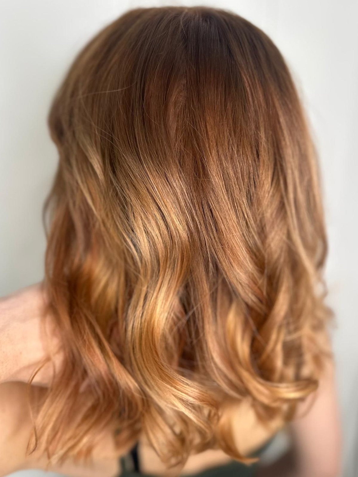 From faded to fabulous 🍁✨
Ein Vorher-Nachher, das für sich spricht:
Aus einem ausgeblichenen Blond kreierte Janine ein warmes, lebendiges Farbspiel aus Kupfer- und Caramellnuancen, das nicht nur Tiefe verleiht, sondern auch den Teint zum Strahlen bringt.
Diese Farbtöne sind perfekt für alle, die im Winter Wärme, Glanz und Natürlichkeit vereinen möchten.
Lass dich individuell beraten und entdecke deine perfekte Farbnuance bei uns.
📍 Jetzt Termin buchen: www.blackandwhite.ch
#CoiffeurZürich #BlackAndWhiteHairstyling #BeautyworldZürich