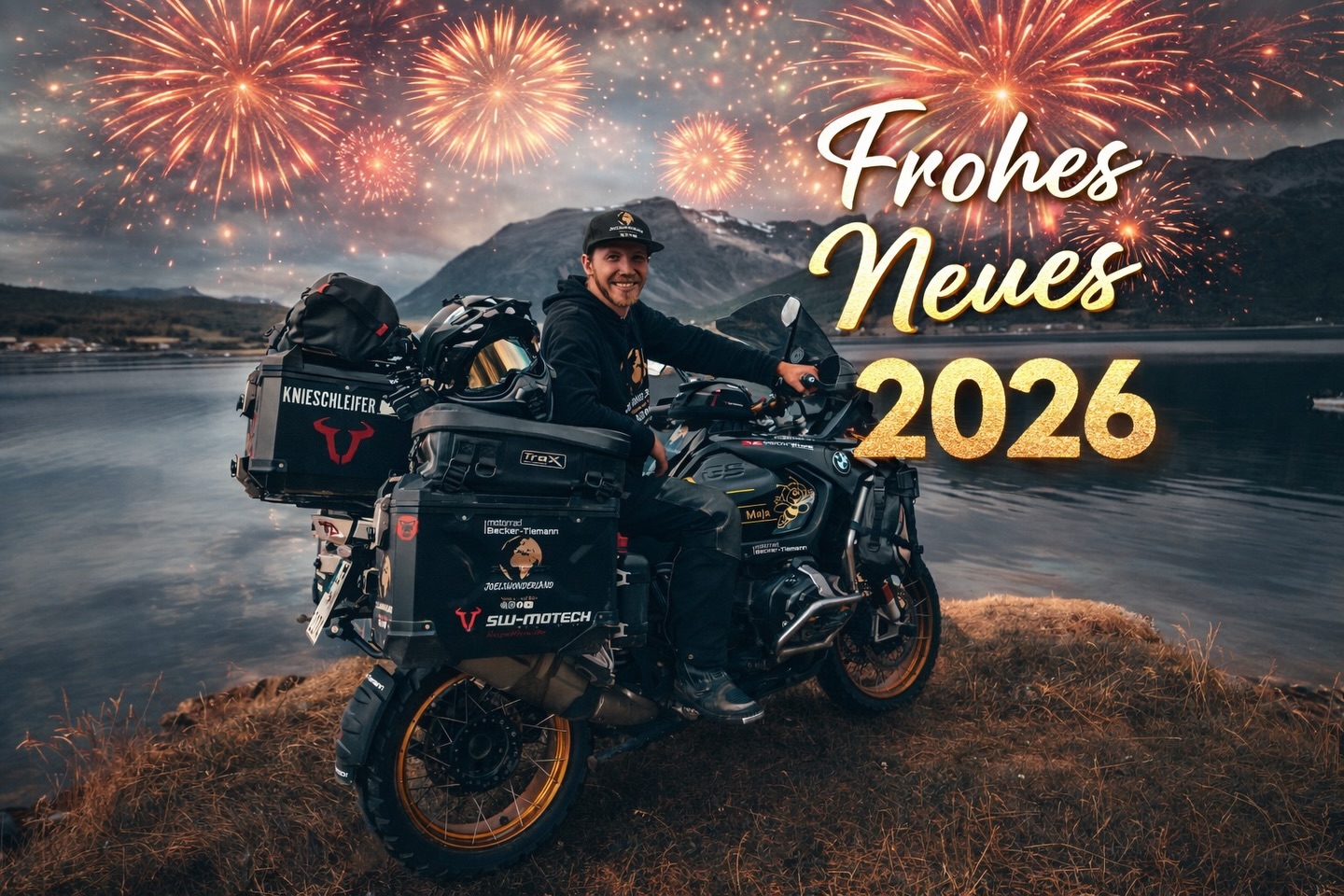 Ich wünsche euch ein Frohes neues Jahr!
Auf viele schöne Touren und eine Menge neuer Erinnerungen. Ich freue mich auf neue Abenteuer in diesem Jahr und ich hoffe viele von euch endlich mal wieder zu sehen.
2026 bin ich wieder da, mit Leidenschaft und Freude zurück auf dem Motorrad und zurück vor der Kamera. 🥳
@swmotech @motorrad_becker_tiemann @ksdetmold @cardosystems_de @paintmonkeysgarage @kugelflex @heldbikerfashion @klimmotorcycle @heidenauer_reifen @metzelermotorrad