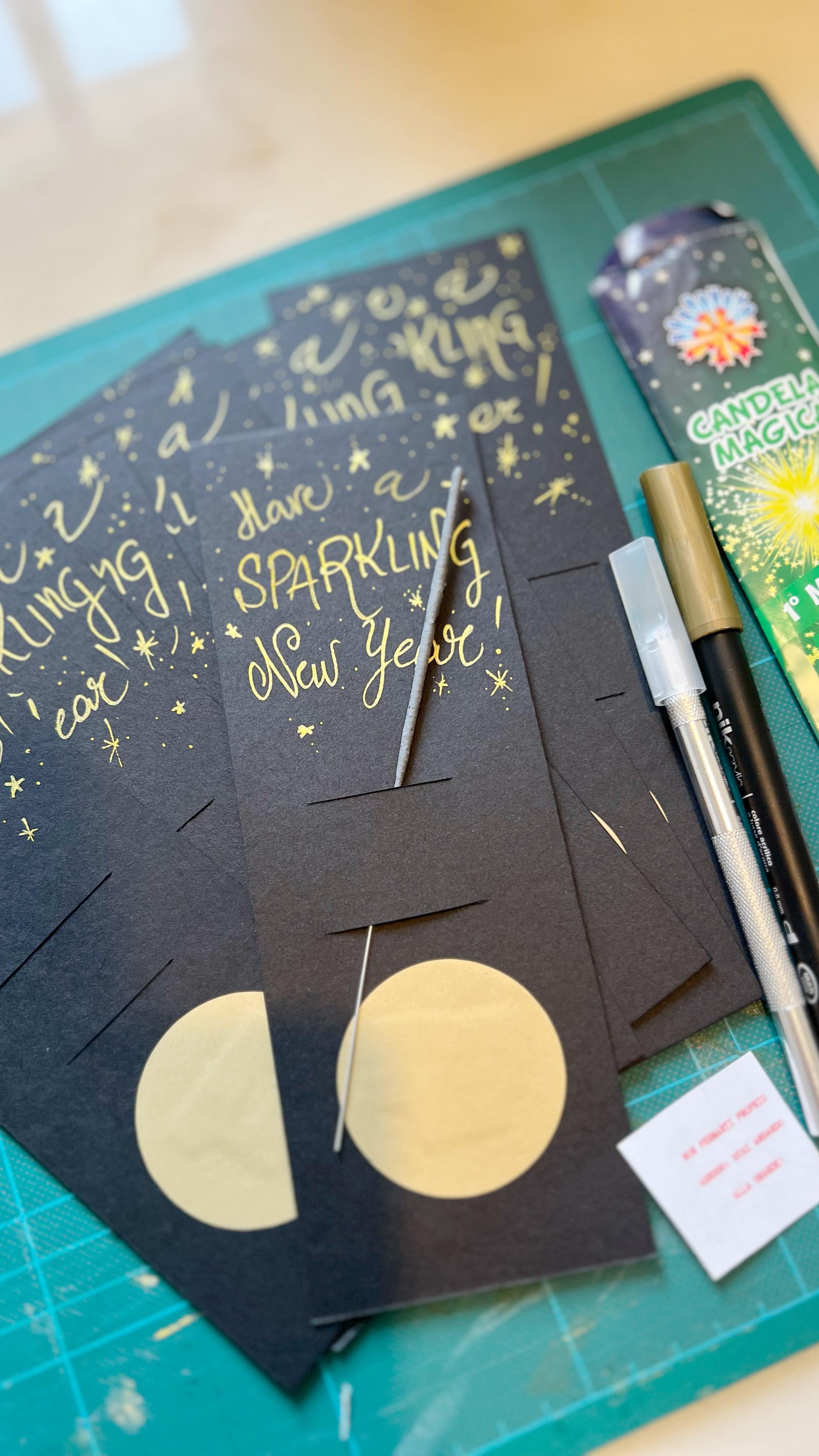 ✨ S҉e҉g҉n҉a҉p҉o҉s҉t҉o҉ ҉p҉e҉r҉ ҉C҉a҉p҉o҉d҉a҉n҉n҉o҉ ✨
In cerca di idee per la tavola di domani?
✂️ ti serve:
Cartoncino nero
Pennarello oro
Adesivi gratta e vinci (io li ho trovati su Amazon)
Stelline pirotecniche
Io ho stampato, ritagliato e incollato piccoli bigliettini che ricordassero i 🥠 biscottini della fortuna ma tu puoi usare carta adesiva, scrivere direttamente a penna o inventarti ciò che vuoi!
La frase è benaugurale e simpatica ma lasciati ispirare dal mood che vuoi dare alla serata.
Se non hai idee puoi sempre farle scrivere a chatGPT 🤖
I miei migliori auguri per una serata… e un anno tutti speciali! ✨
#segnaposto #diy #capodanno #craft #misenplace