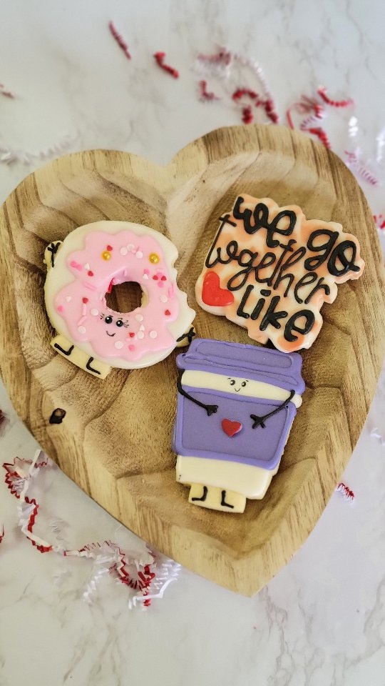 We have everything you are going to need this Valentine's Day season. Cookies for those gal pals or your favorite kiddos. Or your lover of sweet treats. Shop will open soon. Hit that follow button so you don't miss it
.
#localbaker
#valentınesdaycookies
#valentinecakepops
#desserts
#valentinesdaygifts