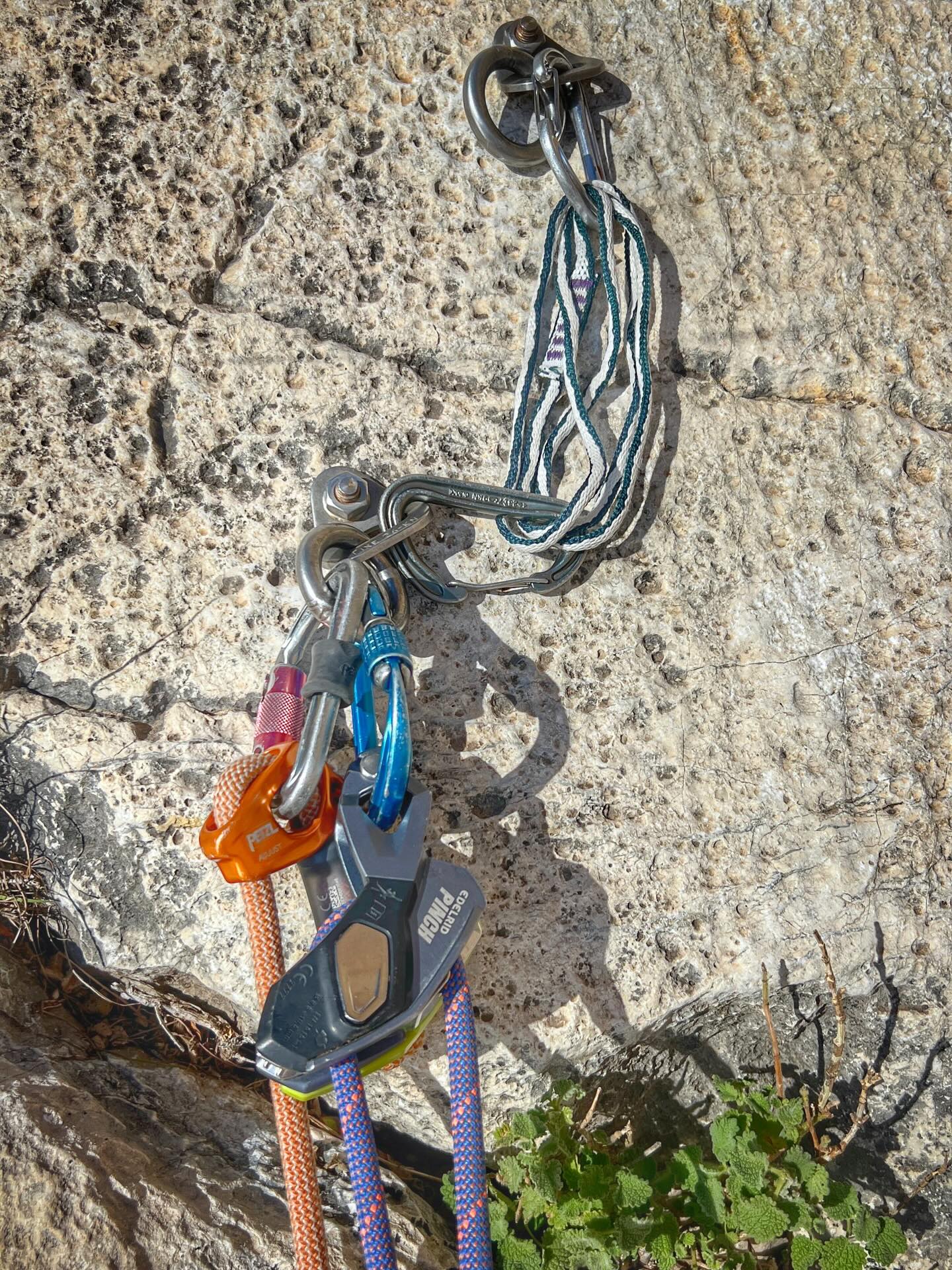 Okay? Rogue? It’ll do? You’re gonna die?
One thing it is, is quick.
One thing it isn’t, is text book.
Other than the actual belay…
➡️The Pinch, I really like it but in a multi pitch environment I do not like the button at all.
➡️Lanyard on multi pitch stuff with bolted anchors, brilliant.
➡️The above in big part because I block lead and we untied and swapped ends on each pitch, very quick (keep the rope in the belay device so you don’t drop it!)
#climbing #climbing_pictures_of_instagram #techtip #belay #costablanca